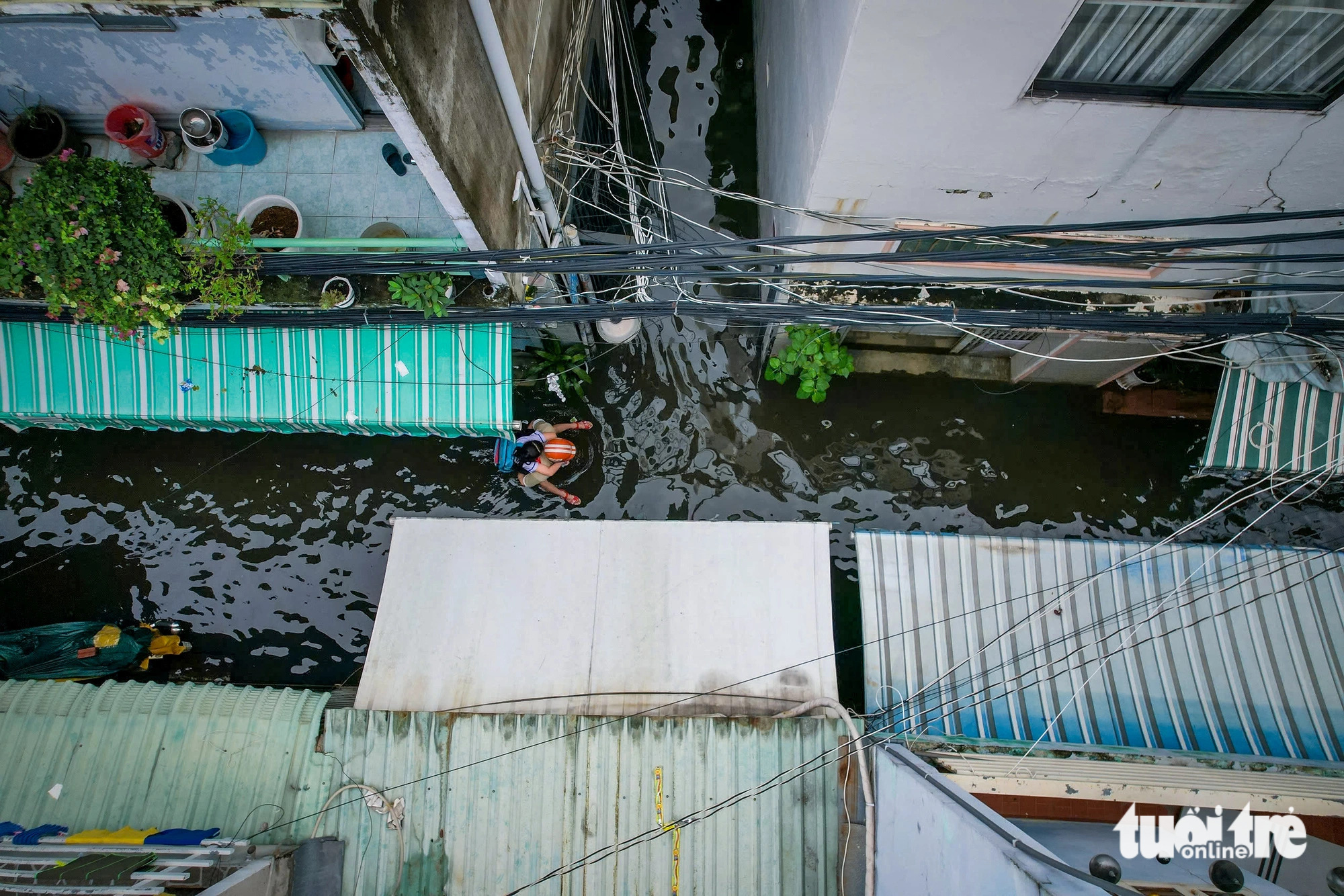 Alley 67 on Bui Van Ba Street in District 7, Ho Chi Minh City is flooded, October 18, 2024. Photo: Le Phan / Tuoi Tre