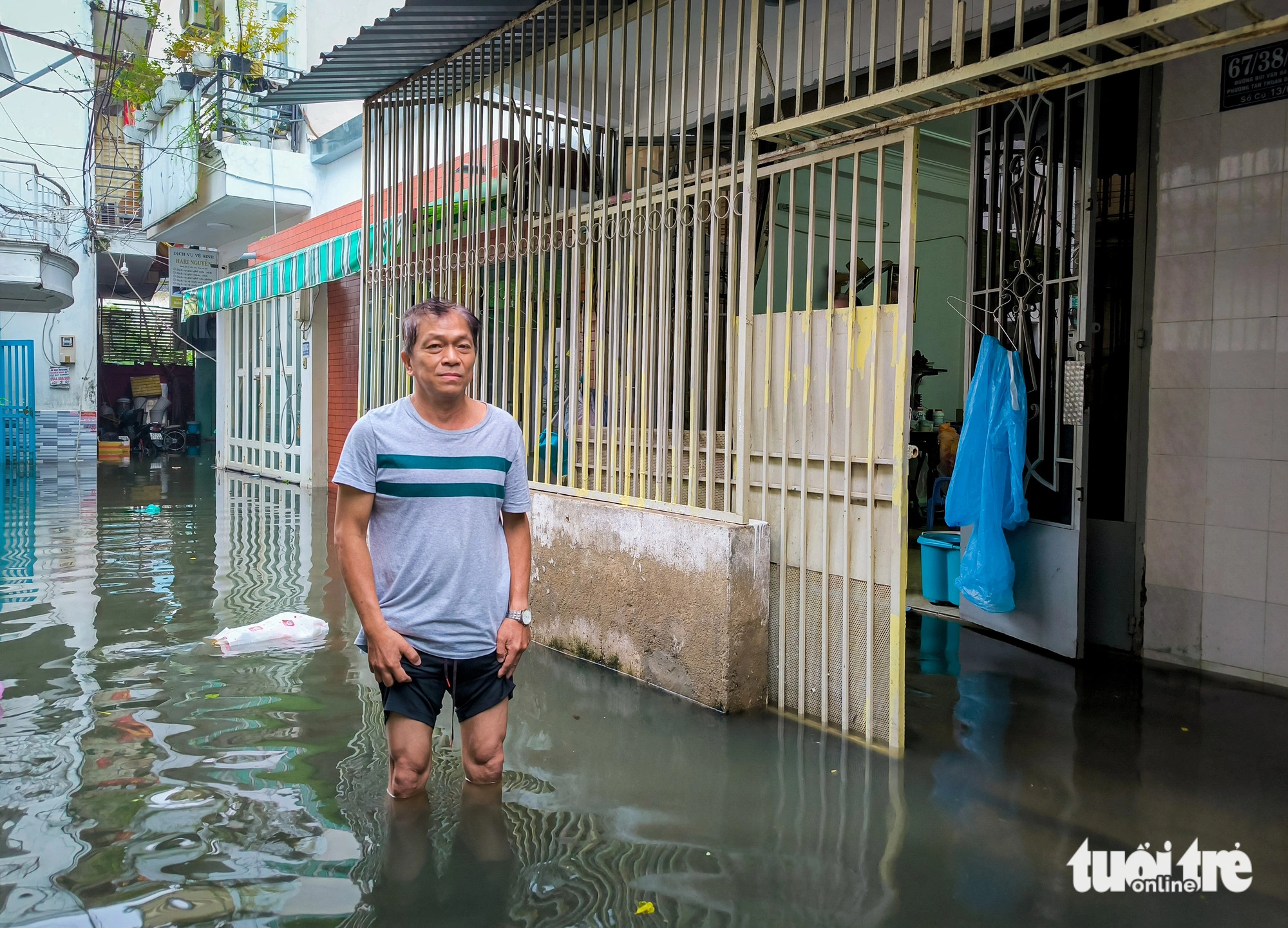 A man wades through floodwaters down Alley 67 on Bui Van Ba Street in District 7, Ho Chi Minh City, October 18, 2024. Photo: Chau Tuan / Tuoi Tre