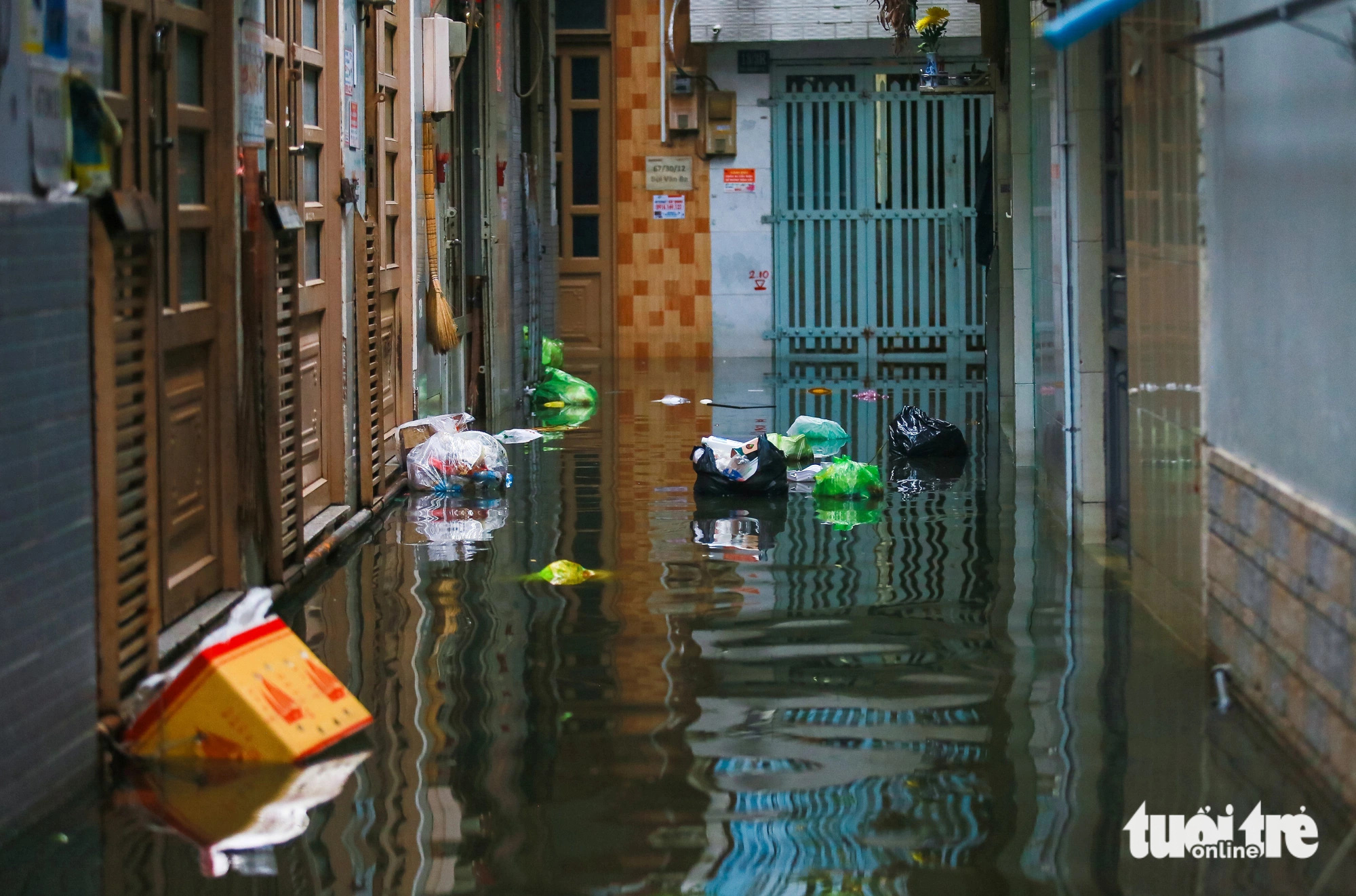 Alley 67 on Bui Van Ba Street in District 7, Ho Chi Minh City is flooded, October 18, 2024. Photo: Le Phan / Tuoi Tre