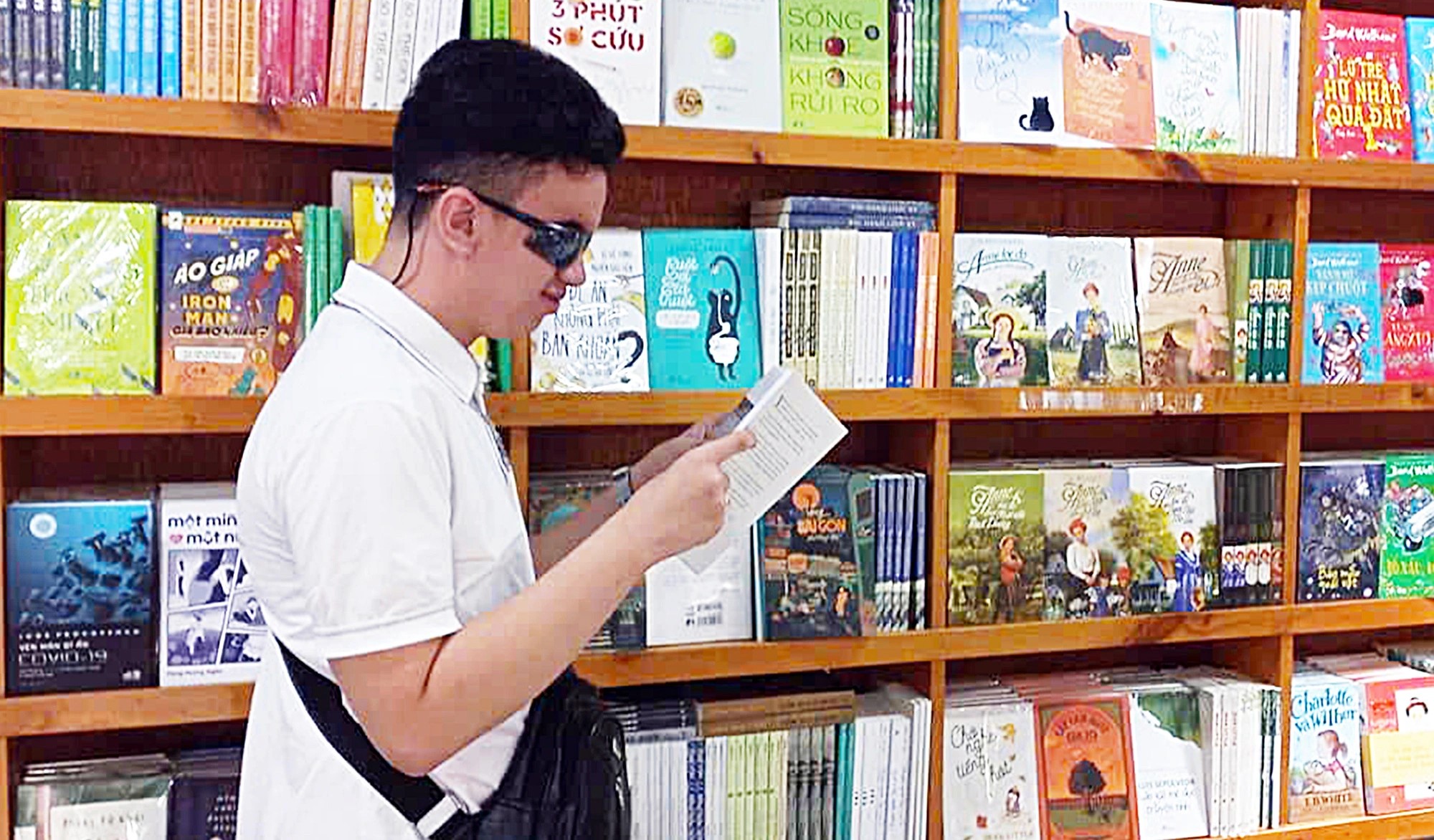 In Vietnam, blind student manages to pursue studies at 2 universities at once