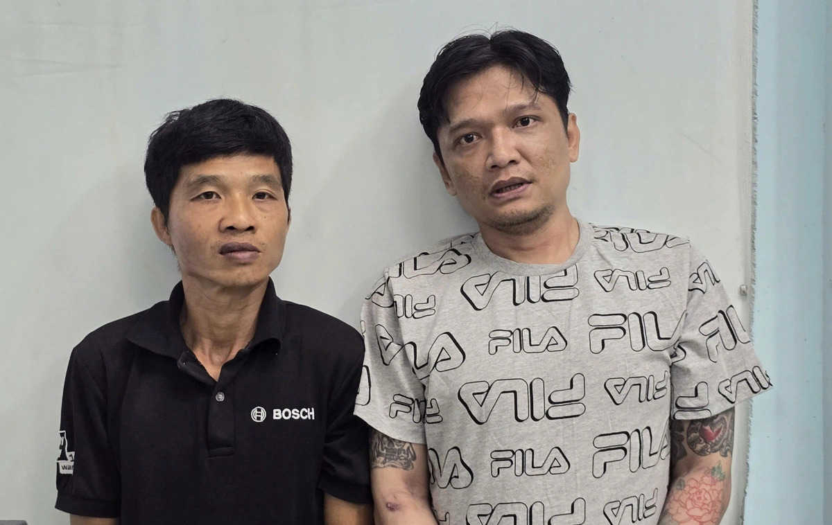 Truong Ngoc Phong (L) and Huynh Quoc Hung are seen after being arrested by police in District 1, Ho Chi Minh City, southern Vietnam, for snatching a necklace from a German tourist on October 17, 2024. Photo: Dan Thuan / Tuoi Tre