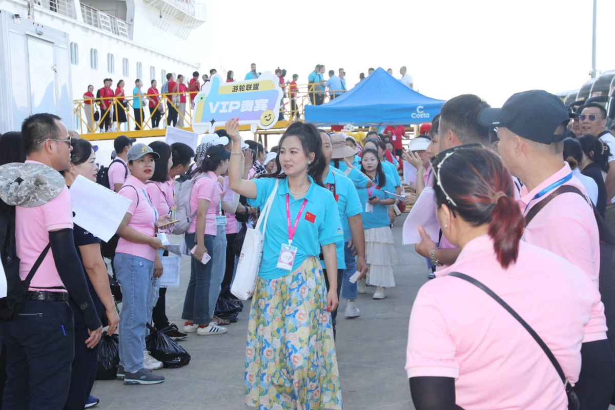 Travelers disembark Costa Serena to visit Ha Long City, Quang Ninh Province, October 18, 2024. Photo: Quang Ninh Media Group