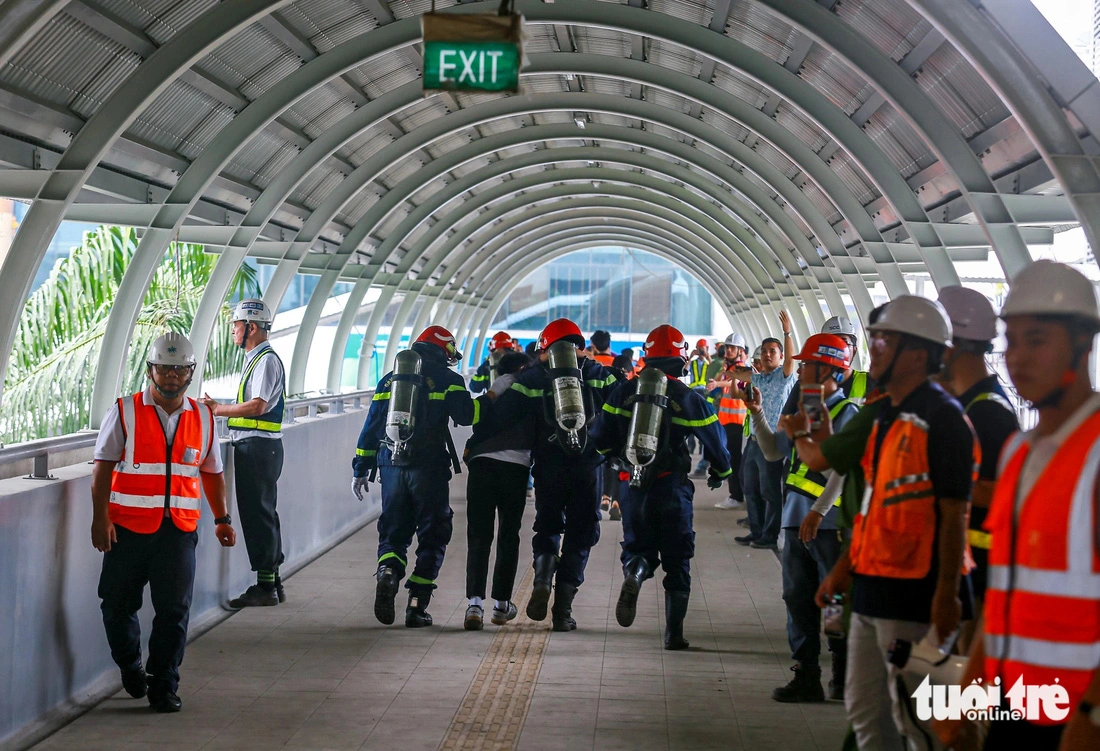 Passengers are instructed to escape the fire through exits at Tan Cang Station in Ho Chi Minh City. Photo: Chau Tuan / Tuoi Tre