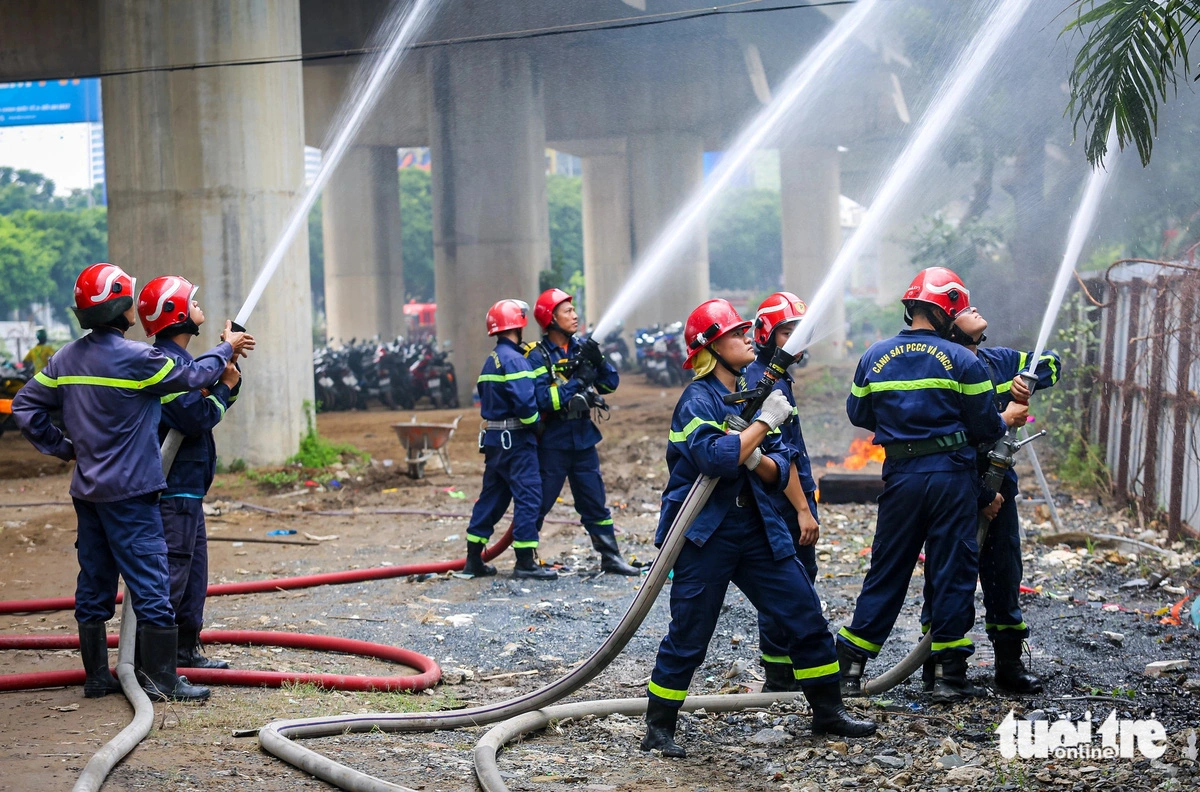 Dozens of firefighters continuously spray water to extinguish the fire and prevent it from spreading. Photo: Chau Tuan / Tuoi Tre