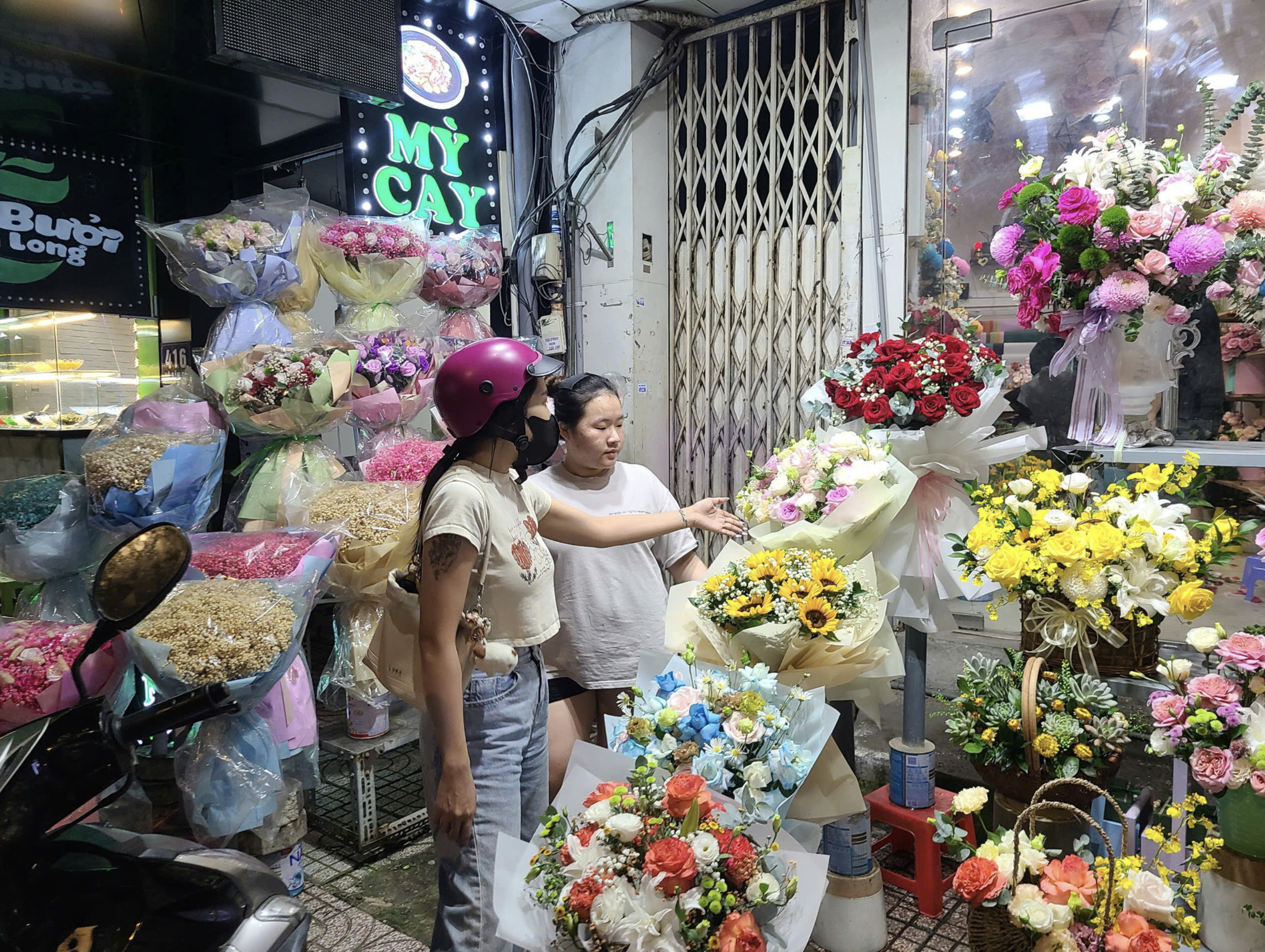 Vendors concerned by sluggish flower sales on Vietnamese Women’s Day