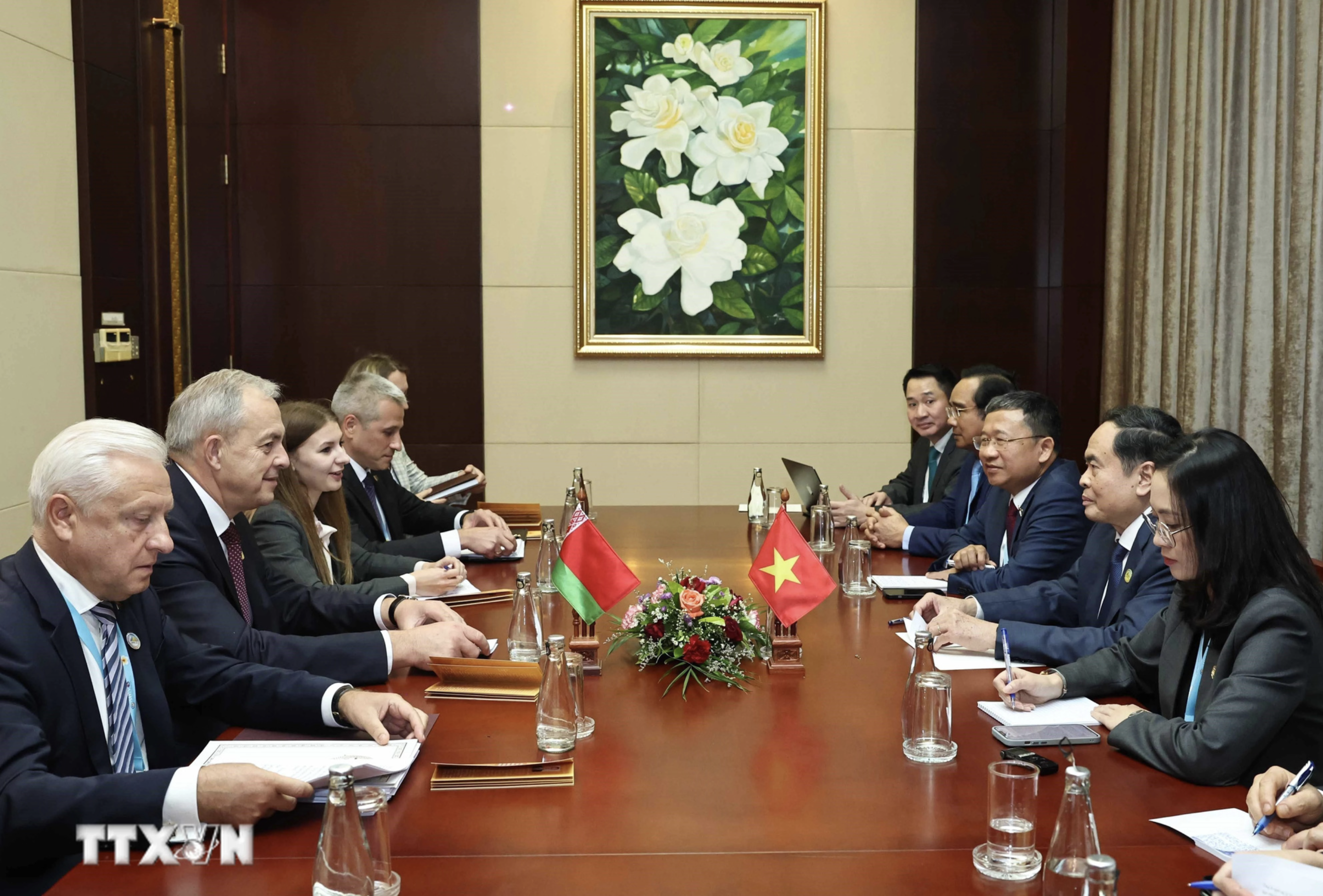 National Assembly Chairman Tran Thanh Man (right side) holds talks with Chairman of the House of Representatives of the National Assembly of Belarus Igor Sergeyenko on October 19, 2024. Photo: Vietnam News Agency