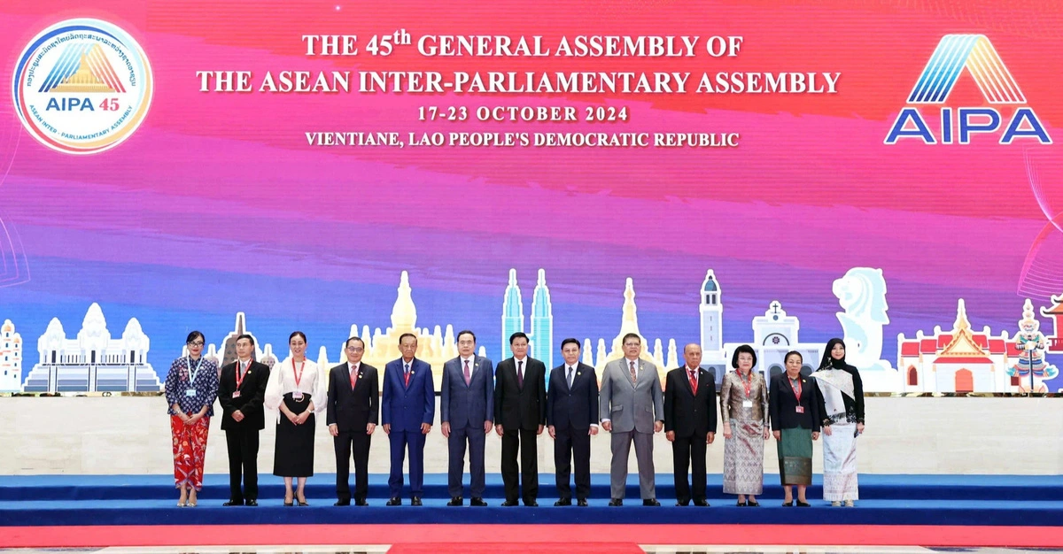 Vietnamese National Assembly Chairman Tran Thanh Man (L, sixth) and other delegates pose for a photo at the opening session of the 45th General Assembly of the ASEAN Inter-Parliamentary Assembly (AIPA-45) in Vientiane, Laos, October 19, 2024. Photo: Vietnam News Agency