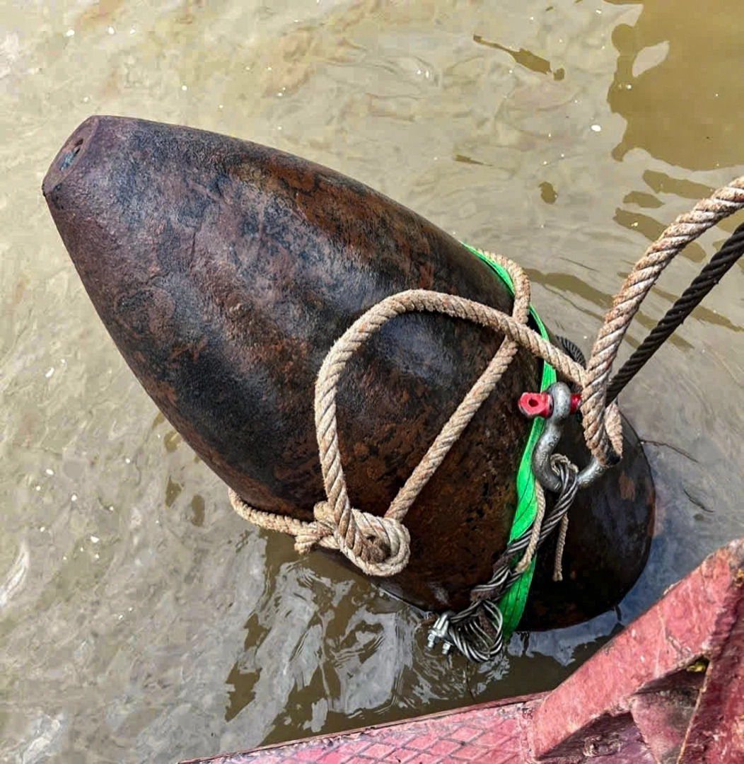 The bomb was found about 20 meters downstream from the sixth pier of the Long Bien Bridge. Photo: Vietnam’s Engineering Command