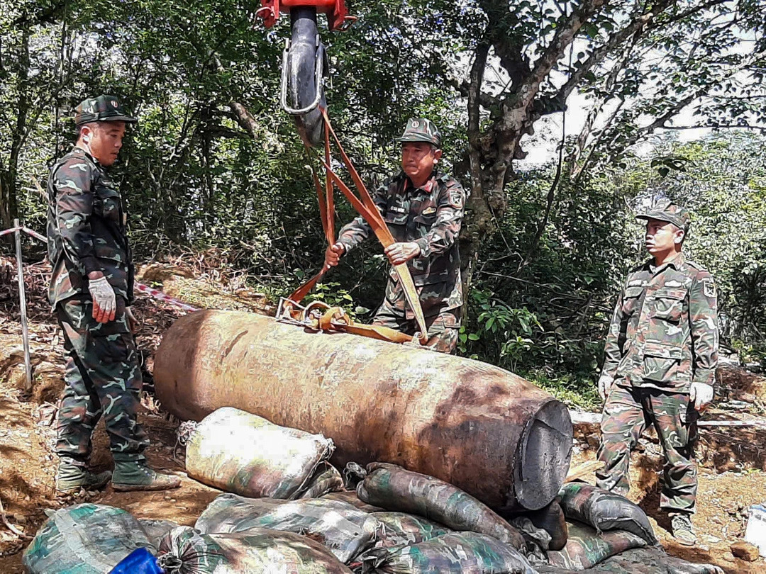 Sappers of the Technology Center for Bomb and Mine Disposal under the Engineering Command handle the bomb. Photo: Vietnam’s Engineering Command