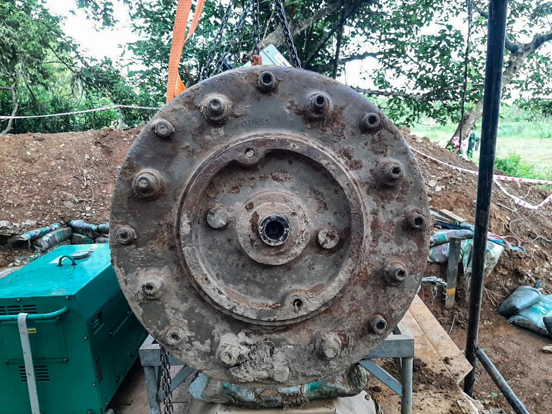 The bomb after being safely removed from the river. Photo: Vietnam’s Engineering Command