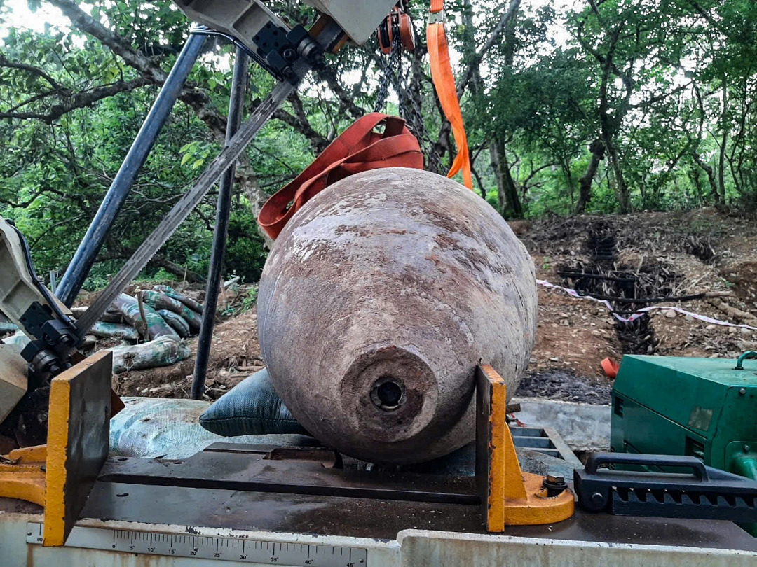 The bomb after being safely removed from the river. Photo: Vietnam’s Engineering Command