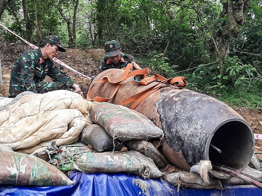 The bomb after being safely removed from the river. Photo: Vietnam’s Engineering Command