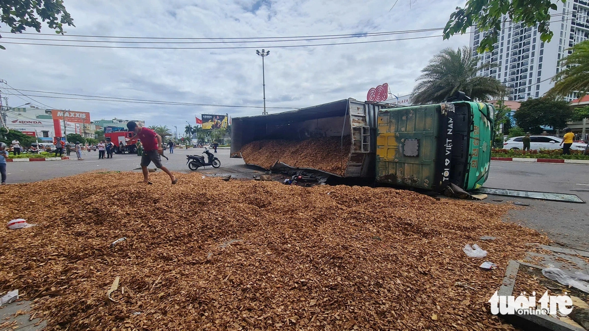 Wood chips on the truck were scattered on the street in Quy Nhon City, Binh Dinh Province, October 20, 2024. Photo: Lam Thien / Tuoi Tre