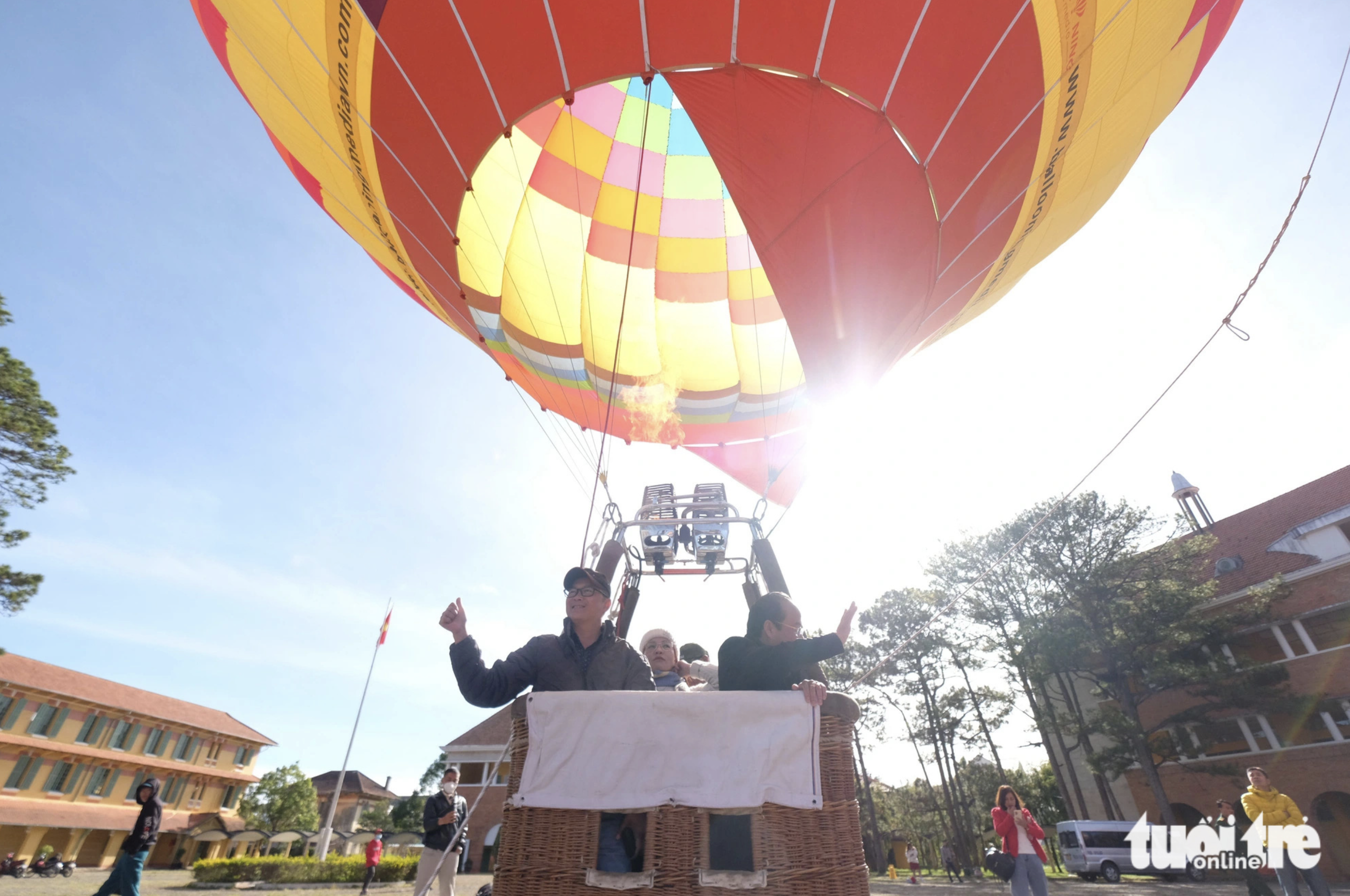 Tourists were amazed by a hot-air balloon ride during the Da Lat Flower Festival in 2022. Photo: M.V. / Tuoi Tre