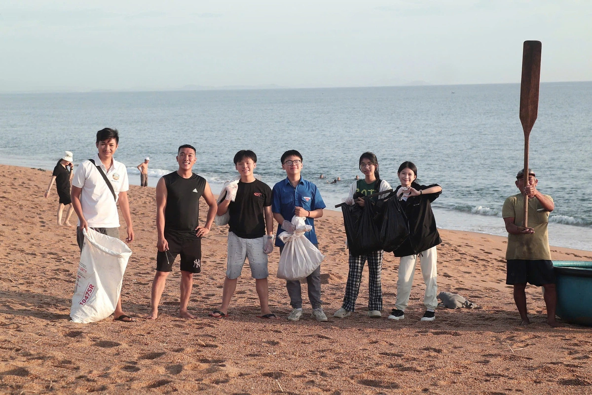 Tourists collect waste on a beach in Vietnam. Photo: Supplied