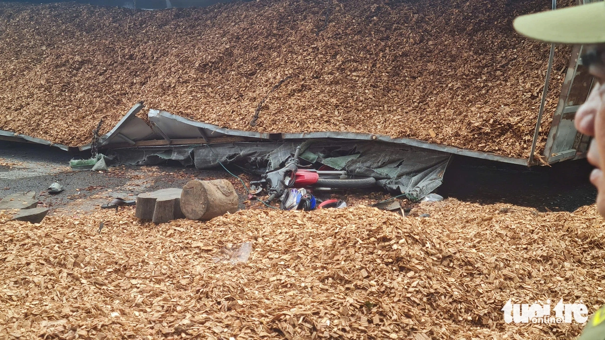 The overturned truck crushes the motorbike in Quy Nhon City, Binh Dinh Province, October 20, 2024. Photo: Lam Thien / Tuoi Tre