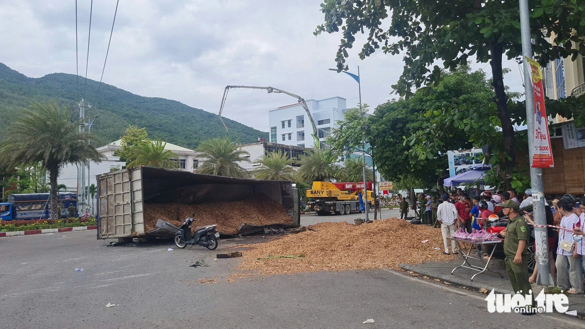 The accident affects traffic circulation on Tay Son Street in Quy Nhon City, Binh Dinh Province, October 20, 2024. Photo: Lam Thien / Tuoi Tre