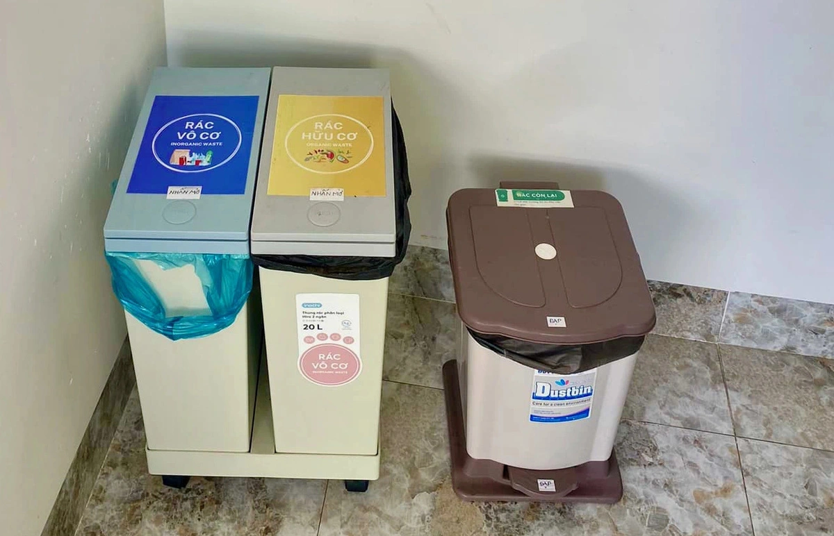 Xom Bien homestay in Phu Yen Province, south-central Vietnam arranges clearly labeled bins for waste classification. Photo: Minh Chien / Tuoi Tre