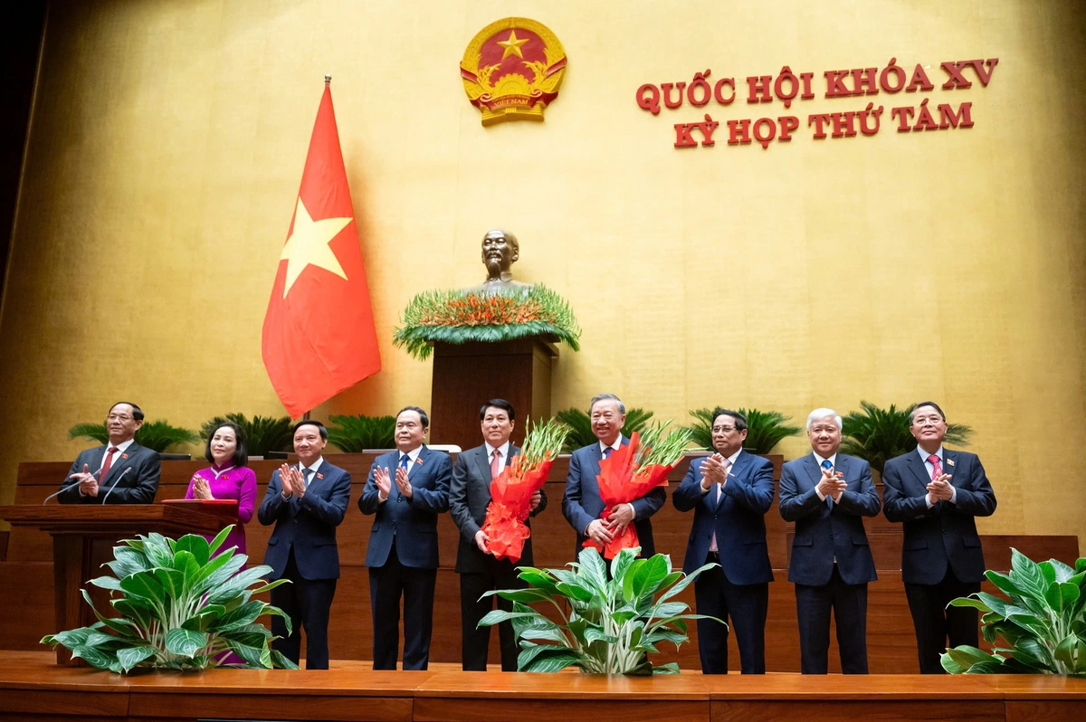 Leaders of the Vietnamese Party and state present flowers to thank Party General Secretary To Lam and congratulate new State President Luong Cuong. Photo: Gia Han / Tuoi Tre