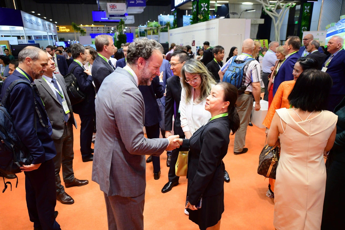 Dutch Consul General Daniel Stork discusses with visitors at the Netherlands booth at GEFE 2024 in Ho Chi Minh City. Photo: Quang Dinh / Tuoi Tre