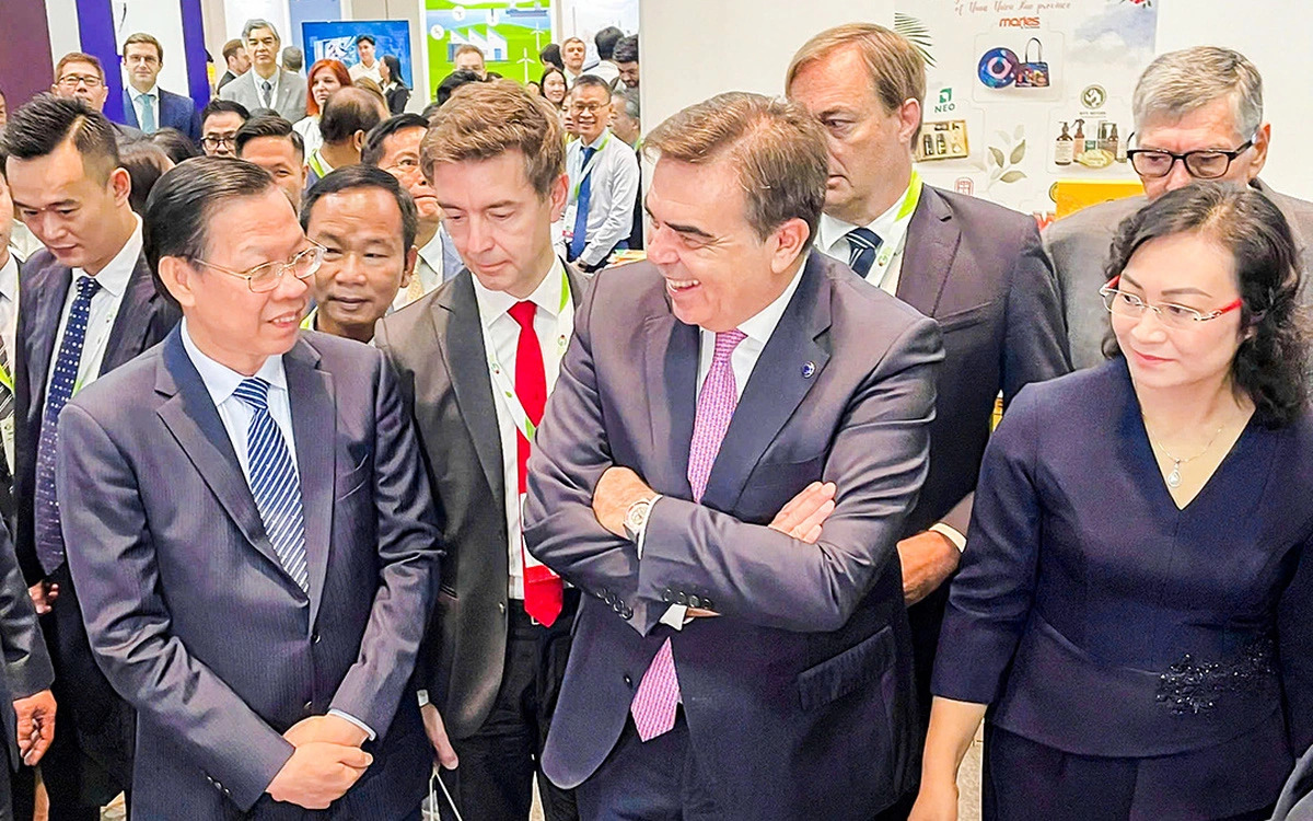 Ho Chi Minh City Chairman Phan Van Mai (L) and European Commission (EC) Vice President Margaritis Schinas (C) tour the exhibition booths at GEFE on October 21, 2024. Photo: Nghi Vu / Tuoi Tre