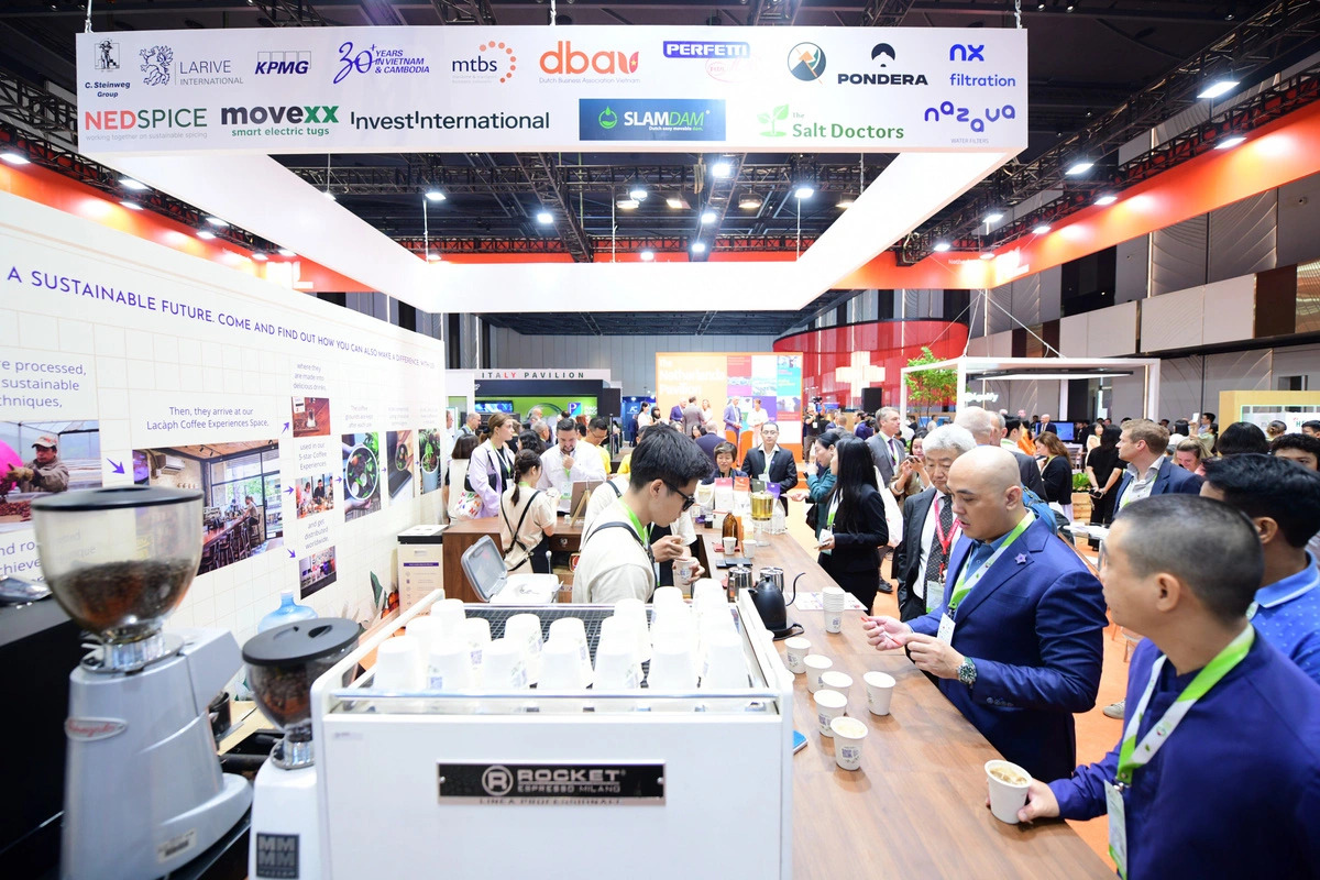 Visitors at a pavilion at the Green Economy Forum and Exhibition (GEFE) 2024 in Ho Chi Minh City, southern Vietnam on October 21, 2024. Photo: N. Binh / Tuoi Tre