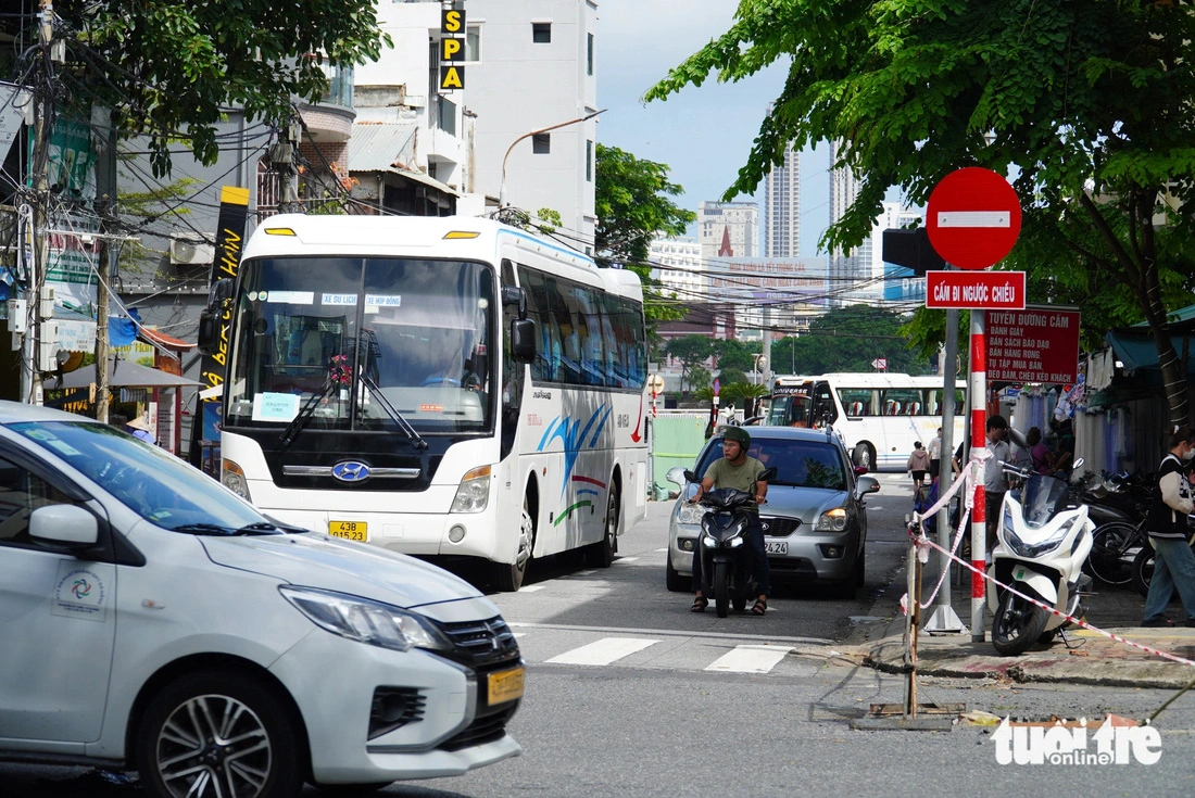 The Han Market area in Da Nang City is always busy with vehicles carrying tourists. Photo: Truong Trung / Tuoi Tre