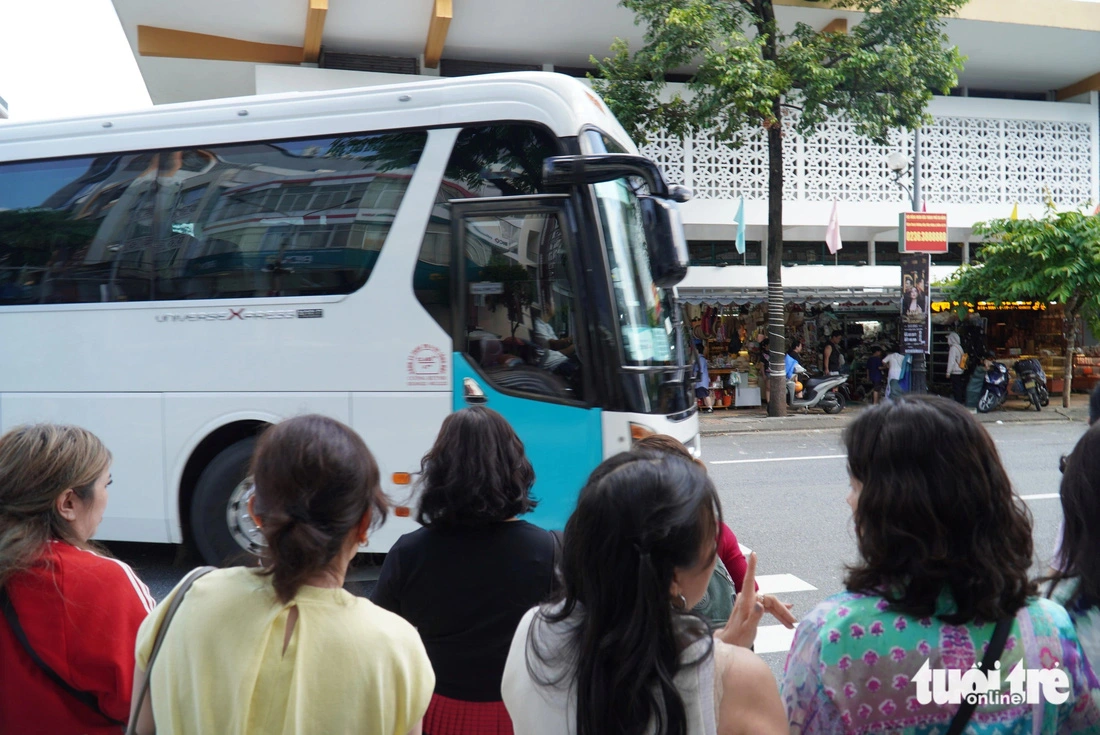 Da Nang will install traffic signal systems for pedestrians in the Han Market area. Photo: Truong Trung / Tuoi Tre