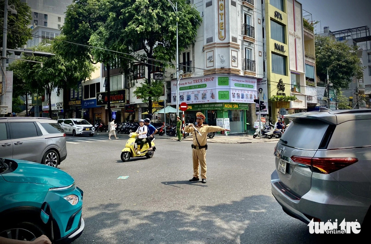 Traffic police officers are often present in the market area to regulate traffic during peak hours. Photo: Truong Trung / Tuoi Tre