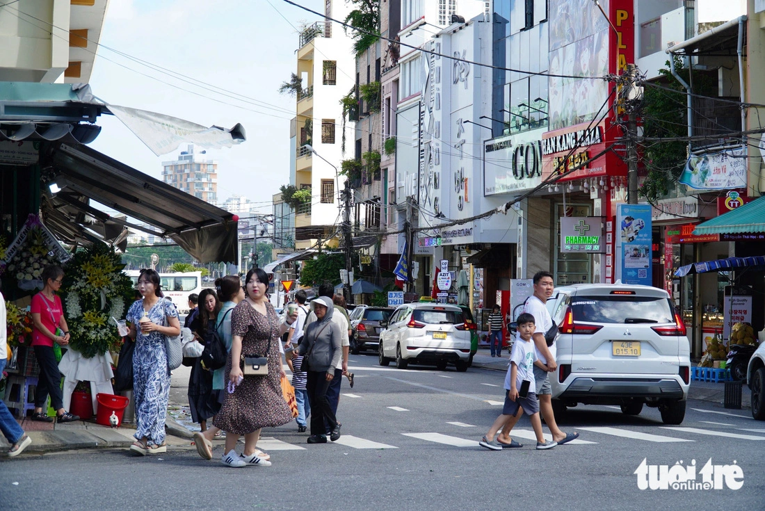 Da Nang has turned streets surrounding the Han Market into one-ways to ensure traffic safety and reduce pressure for those crossing roads. Photo: Truong Trung / Tuoi Tre