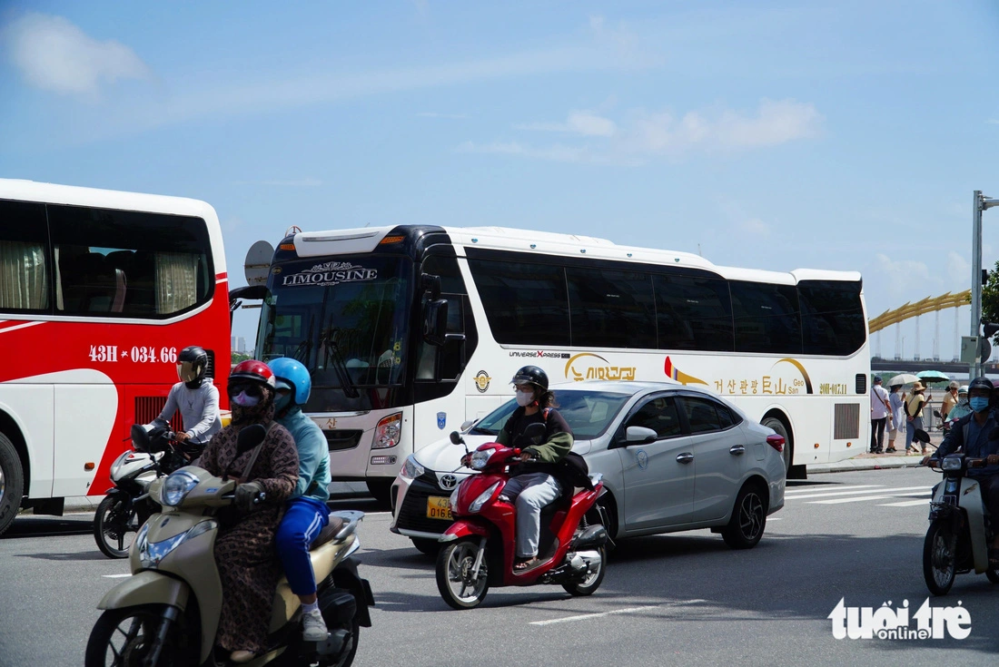 Da Nang asks tour operators to stop vehicles for tourist pick-ups and drop-offs at the Han Market no more than five minutes each. Photo: Truong Trung / Tuoi Tre