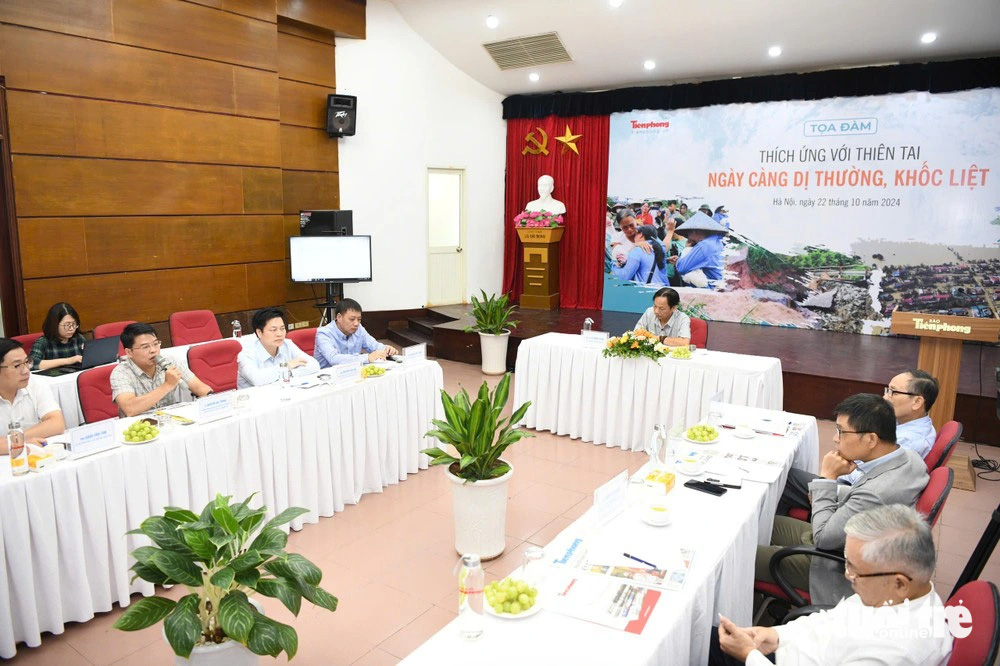 Delegates attend a seminar on adapting to increasingly unusual and severe natural disasters in Hanoi, October 22, 2024. Photo: Chi Tue / Tuoi Tre