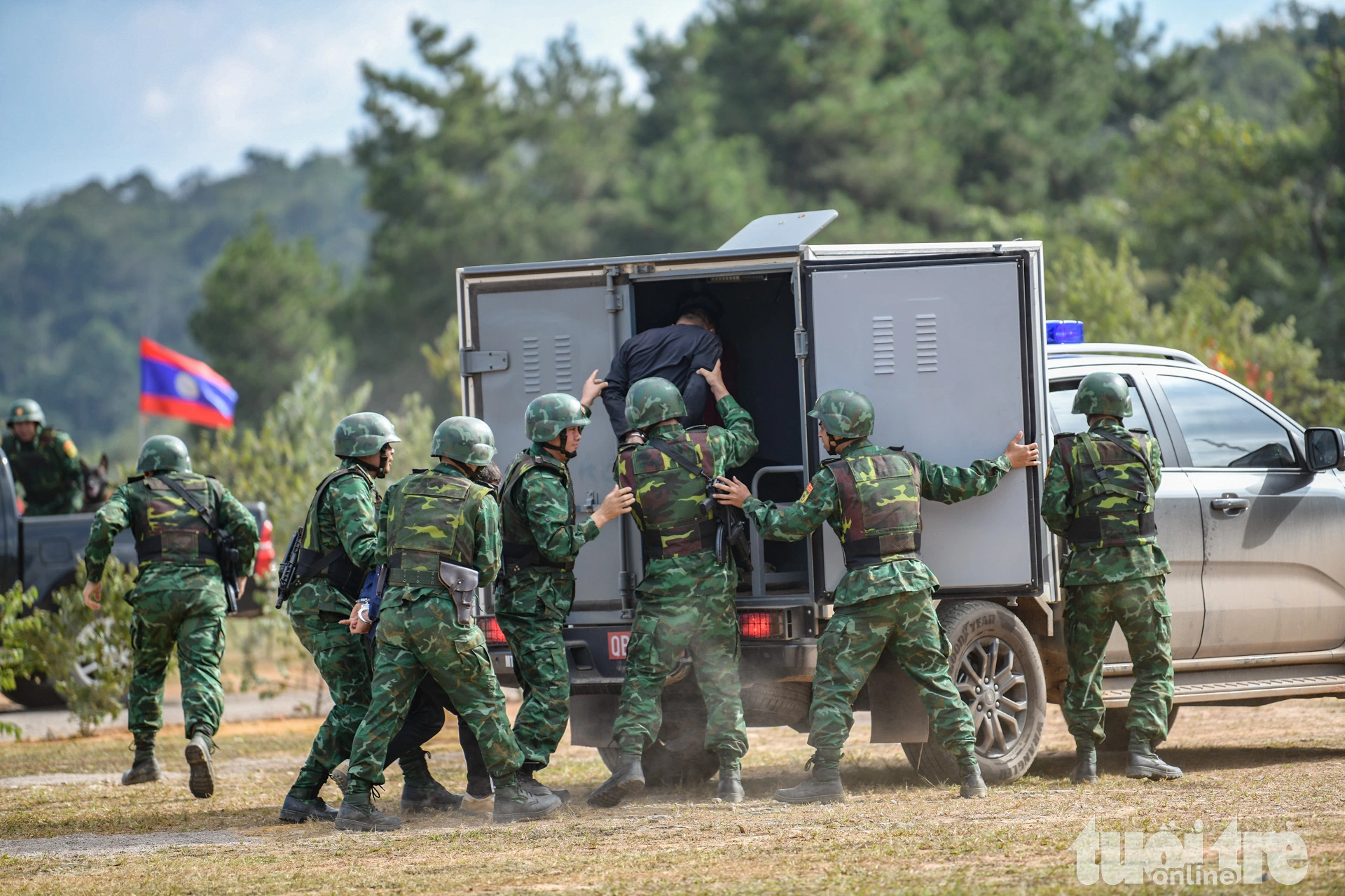 The armies of the two countries conduct a joint exercise to apprehend drug traffickers along the Vietnam-Laos border in Son La Province, northern Vietnam, October 22, 2024. Photo: Nam Tran / Tuoi Tre