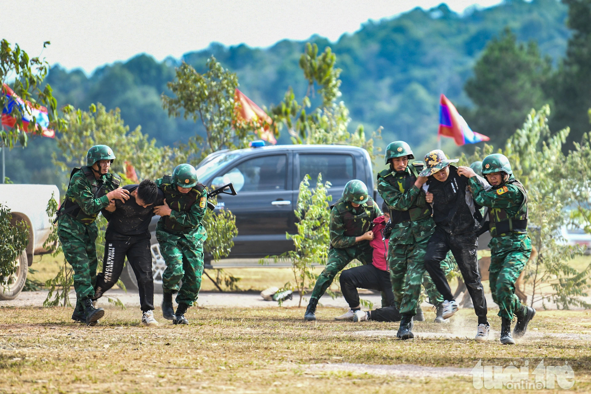 The armies of the two countries conduct a joint exercise to apprehend drug traffickers along the Vietnam-Laos border in Son La Province, northern Vietnam, October 22, 2024. Photo: Nam Tran / Tuoi Tre