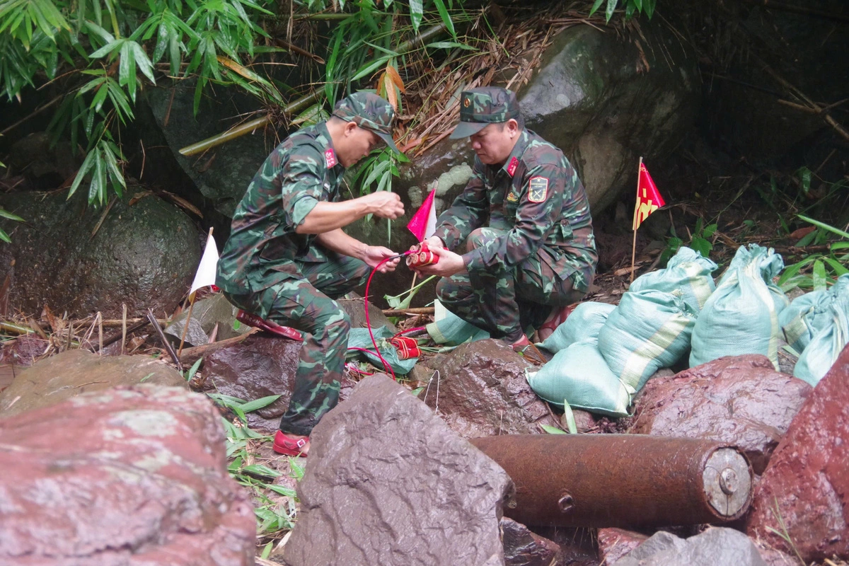 Sappers from the Military Command in Quang Tri Province use dynamite to detonate the bomb. Photo: Xuan Dien / Tuoi Tre