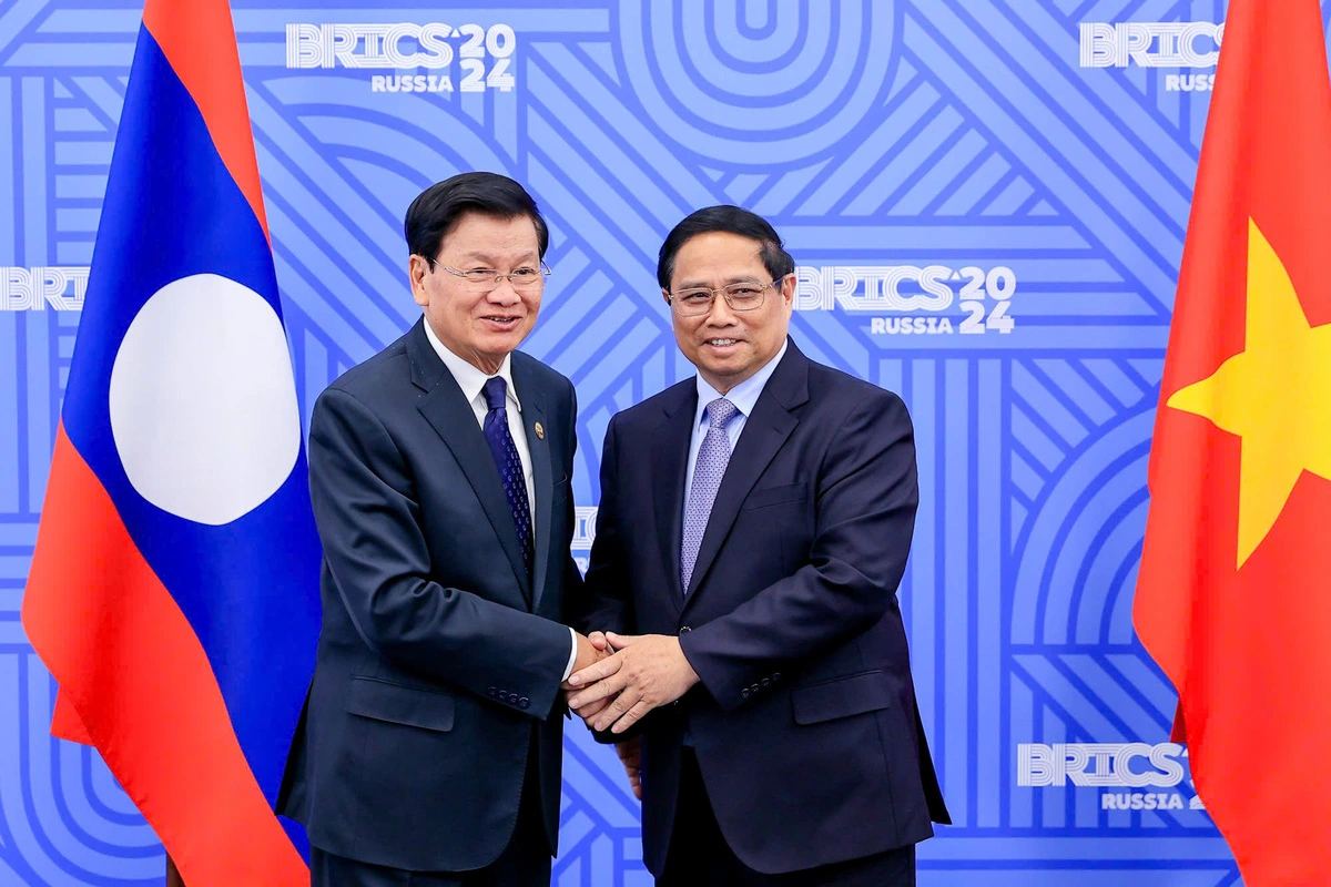 Vietnamese Prime Minister Pham Minh Chinh (R) meets with General Secretary of the Lao People's Revolutionary Party and President of Laos Thongloun Sisoulith in Kazan, Russia, October 23, 2024. Photo: Doan Bac