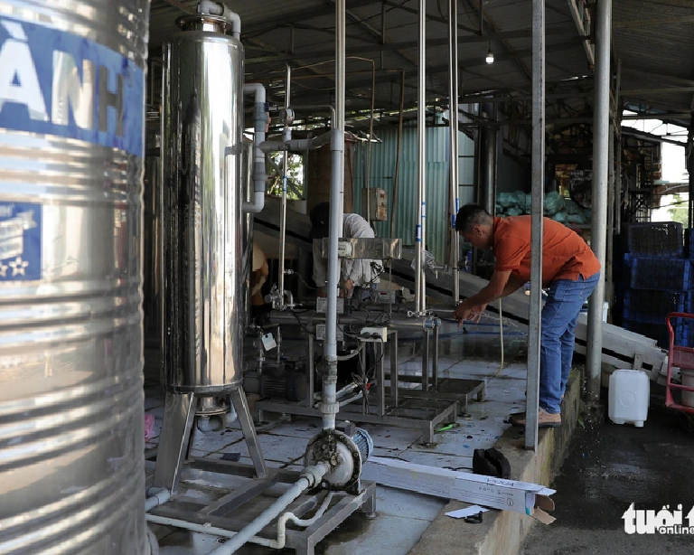 Many factories have had to install new water systems or use water from drilled wells. Photo: M.V. / Tuoi Tre