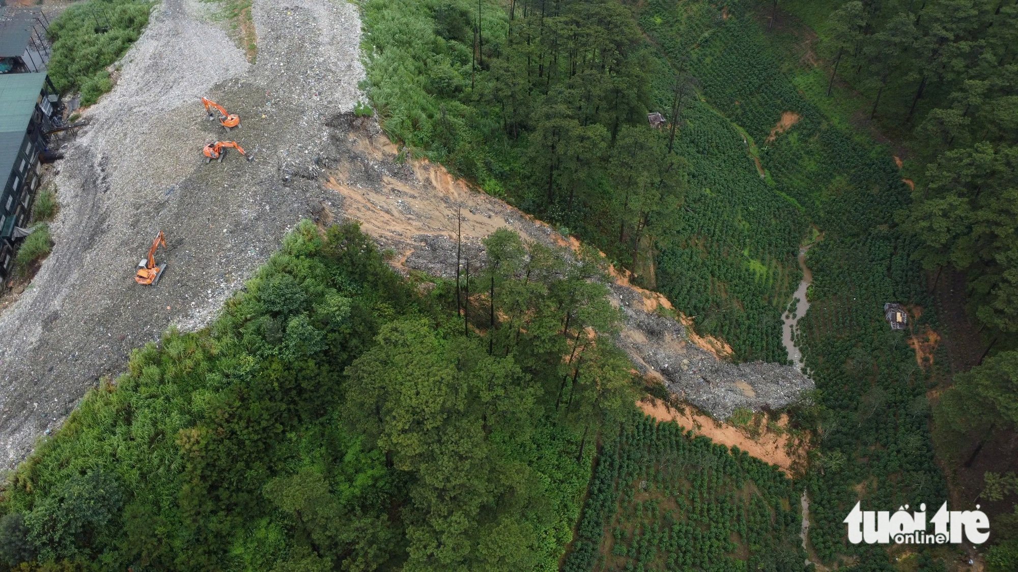 Garbage landslide pollutes coffee gardens, stream in Da Lat