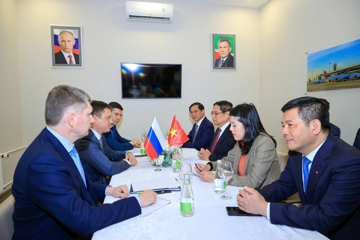 An overview of the meeting between Vietnam’s PM Pham Minh Chinh (R, 3rd), along with three other Vietnamese officials, and Russian Deputy PM Alexander Novak (L, 2nd) and two Russian ministers in Russia’s Kazan city on October 23, 2024. Photo: Doan Bac / Tuoi Tre