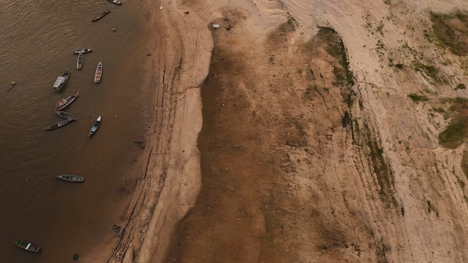 A drone view shows the dry banks of Rio Amazonas during a drought in Santarem, Para state, Brazil October 8, 2024. Photo: Reuters