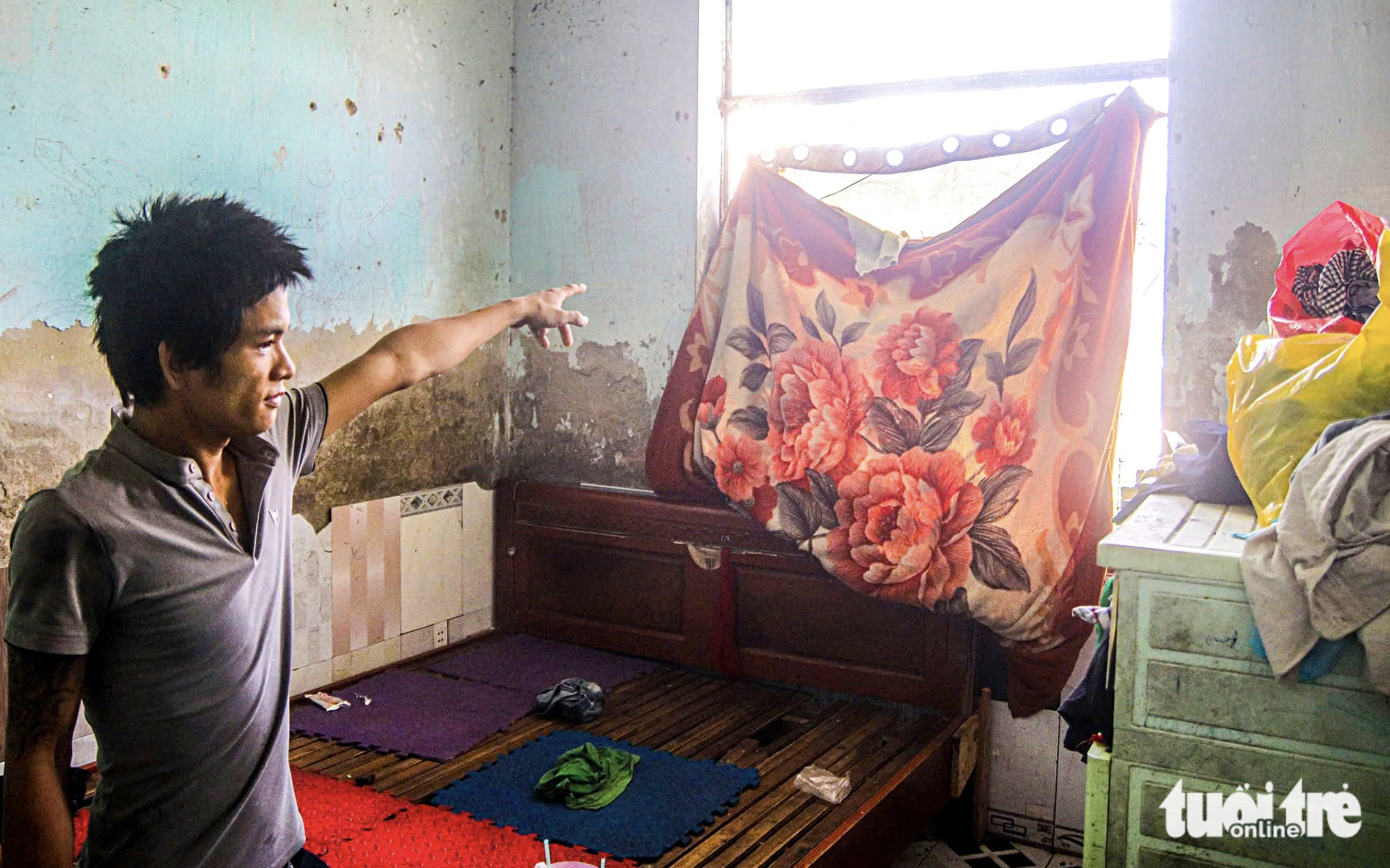 Nguyen Chien, a resident of the complex, is worried about the deterioration of his residence. Photo: Thanh Nguyen / Tuoi Tre