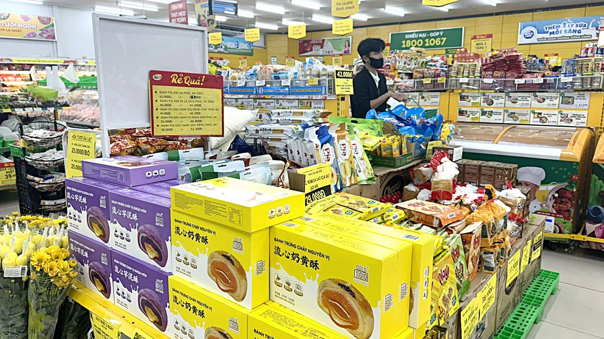 Chinese cakes on display at a store in Thu Duc City – an administrative districut of Ho Chi Minh City. Photo: Bong Mai / Tuoi Tre