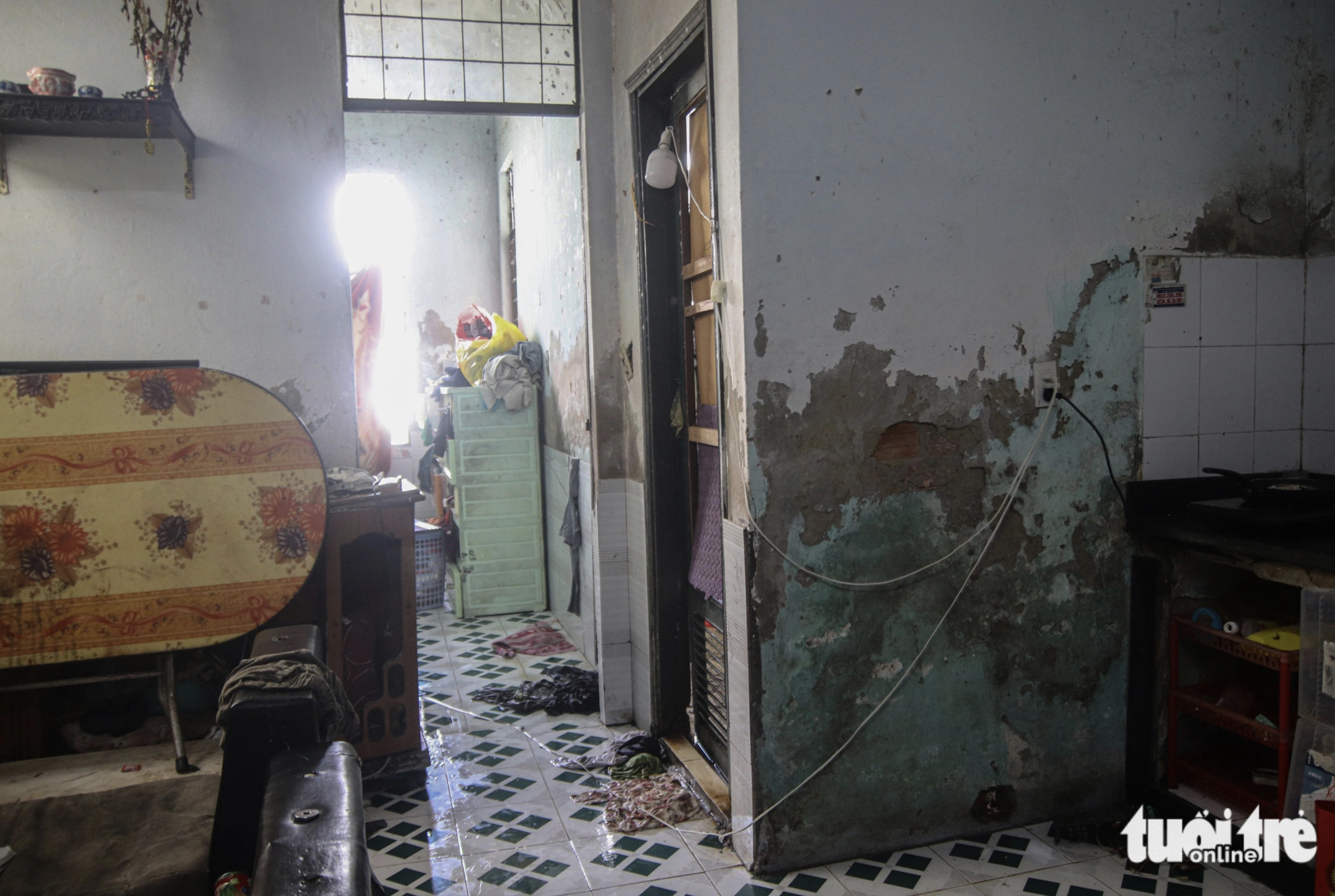 The wall of an apartment of the An Cu 5 apartment complex in Son Tra District, Da Nang is peeling. Photo: Thanh Nguyen / Tuoi Tre