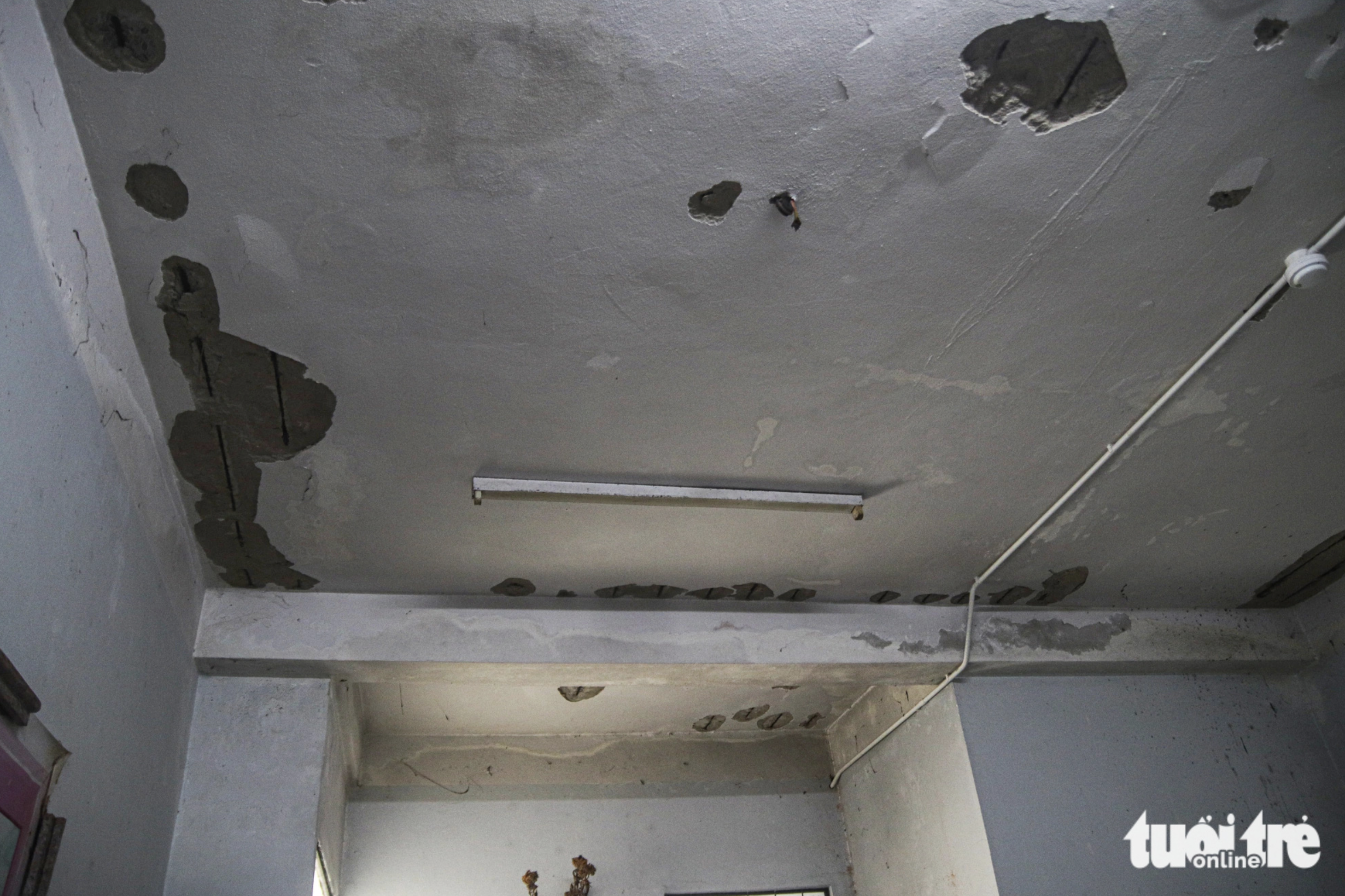 The ceiling of an apartment in the complex is peeling. Photo: Thanh Nguyen / Tuoi Tre