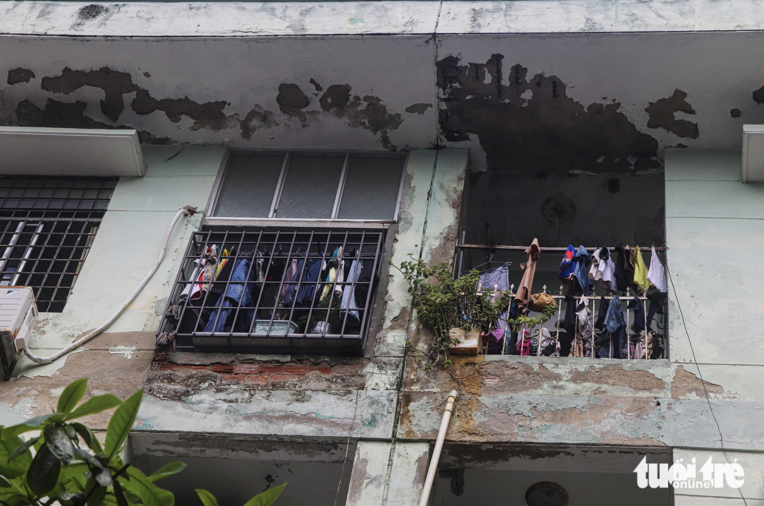 Many walls of the apartment building look shabby. Photo: Thanh Nguyen / Tuoi Tre