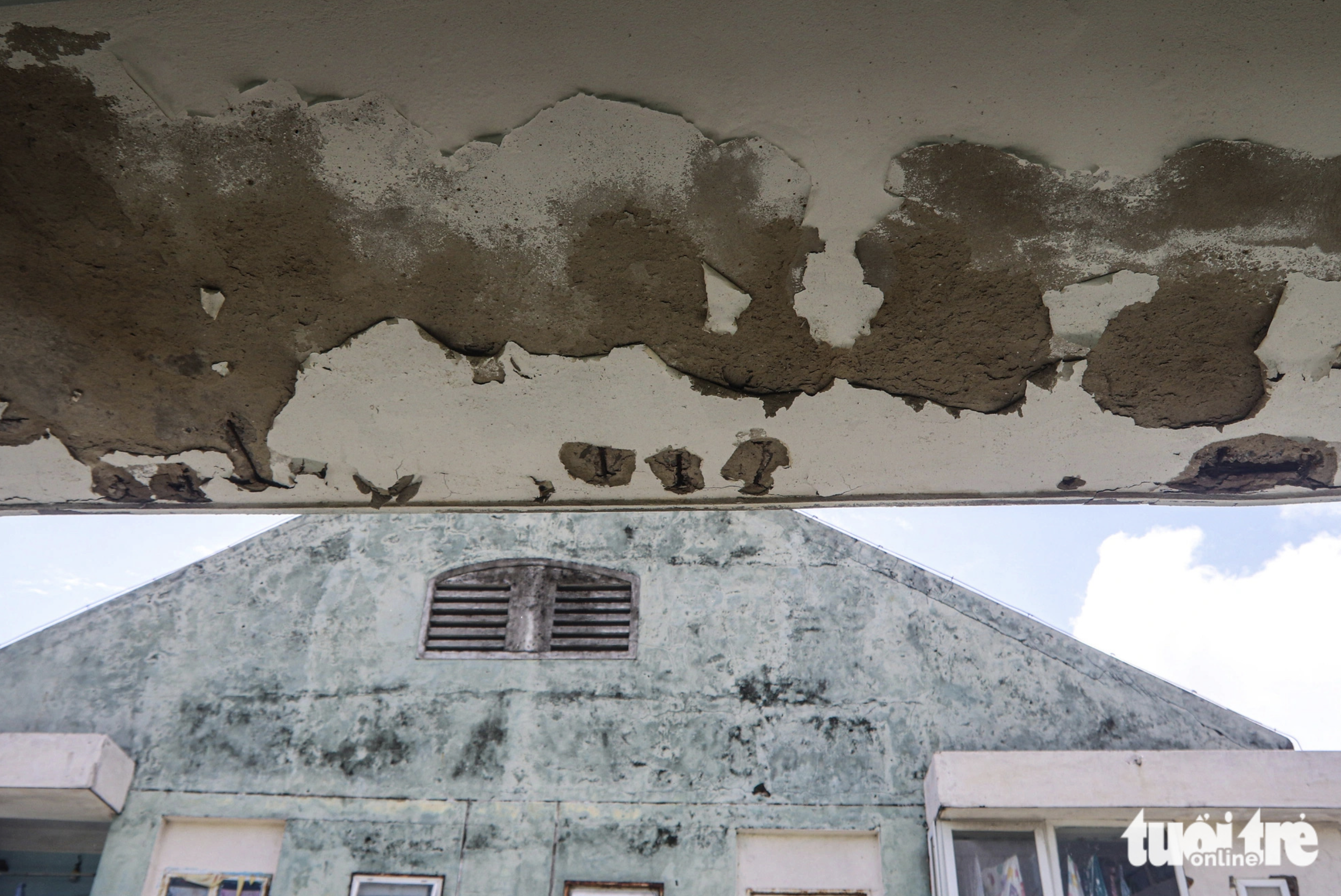 Many residents of the apartment complex in Da Nang hope that their residences will be repaired soon to stabilize their life. Photo: Thanh Nguyen / Tuoi Tre