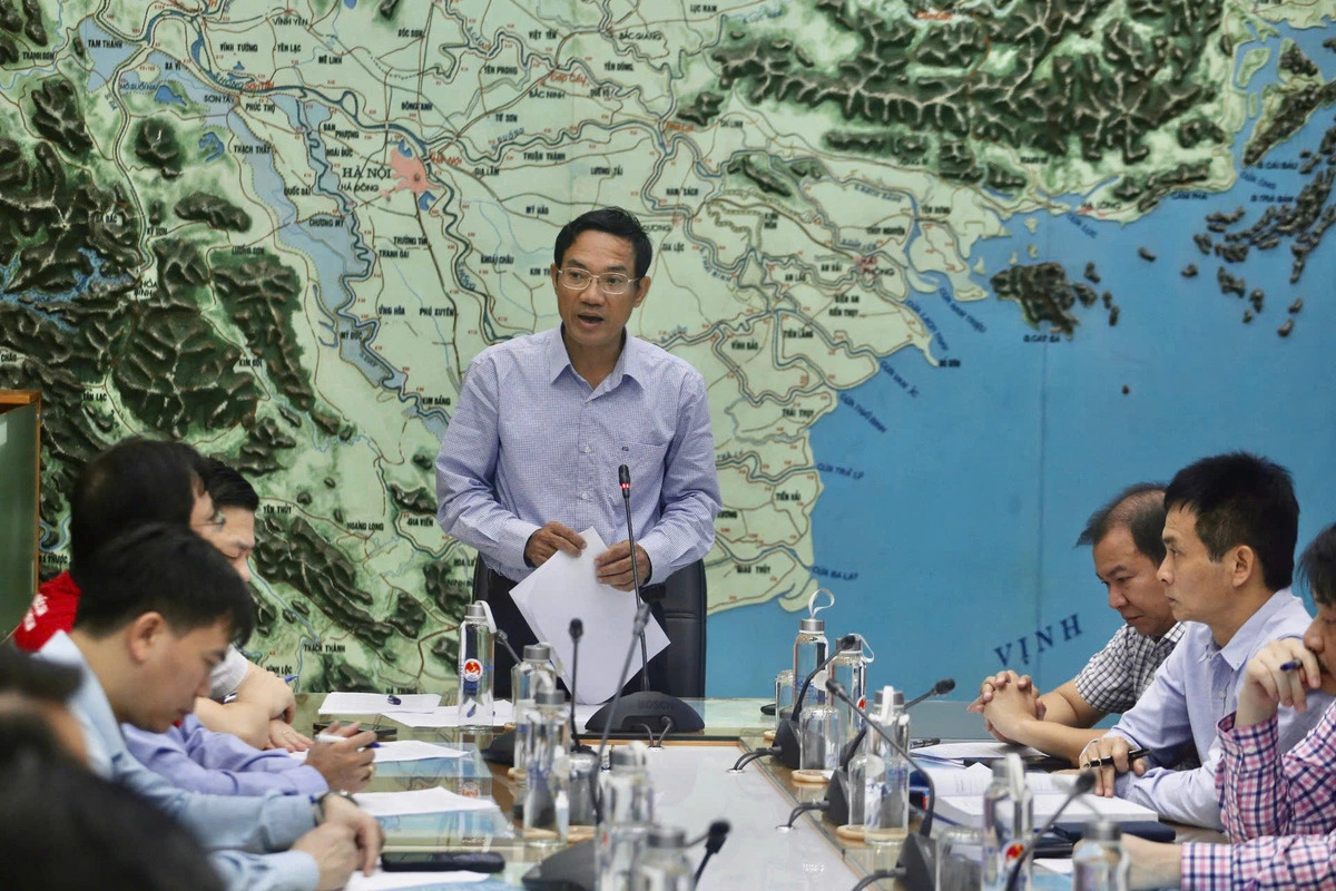 Vu Xuan Thanh, deputy director of the Department of Dyke Management and Natural Disaster Prevention and Control, speaks at the meeting responding to storm Trami on      October 25, 2024. Photo: C. Tue / Tuoi Tre