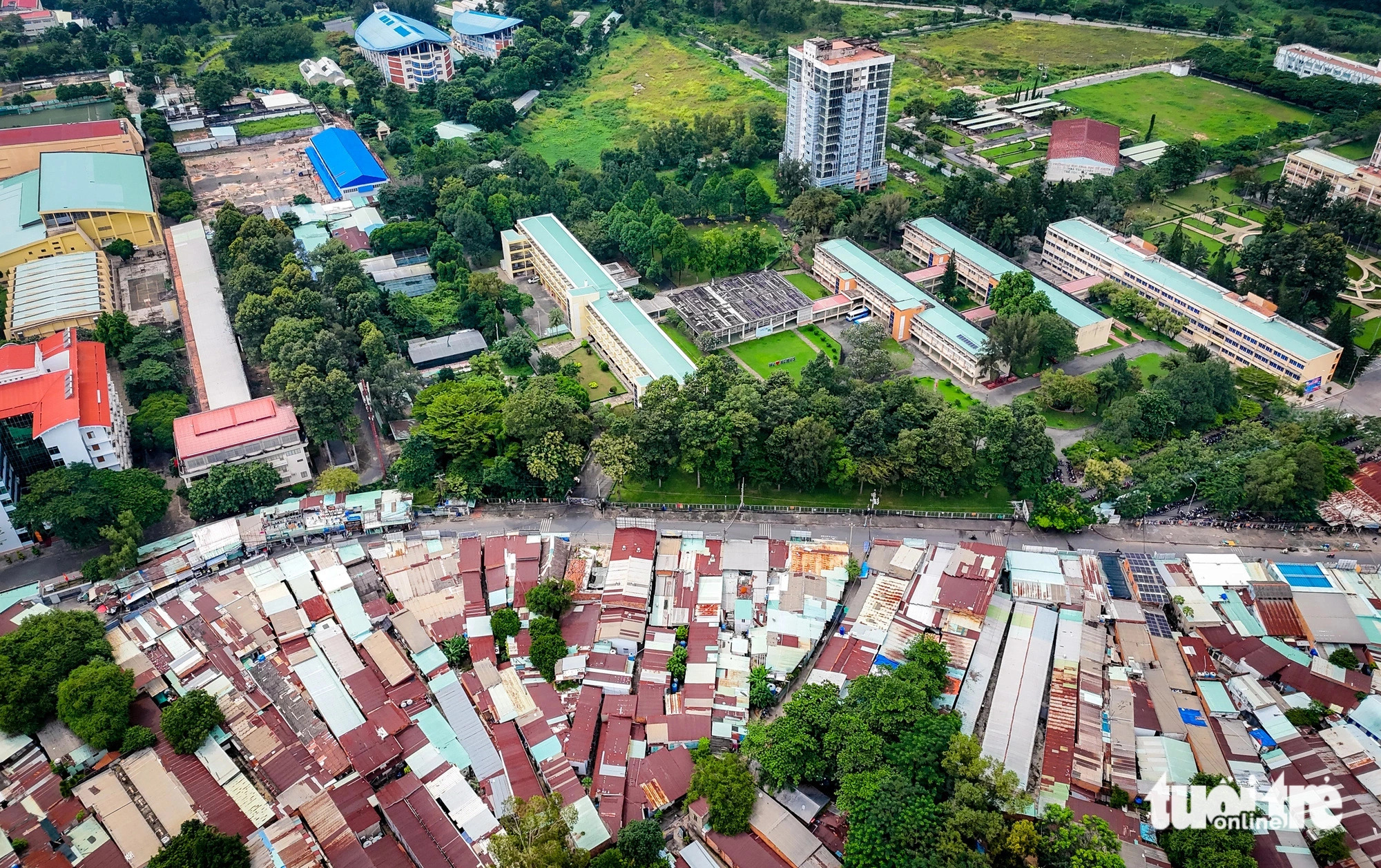 Several plots of land opposite the campus of the Ho Chi Minh City University of Science remain uncleared. Photo: Le Phan / Tuoi Tre