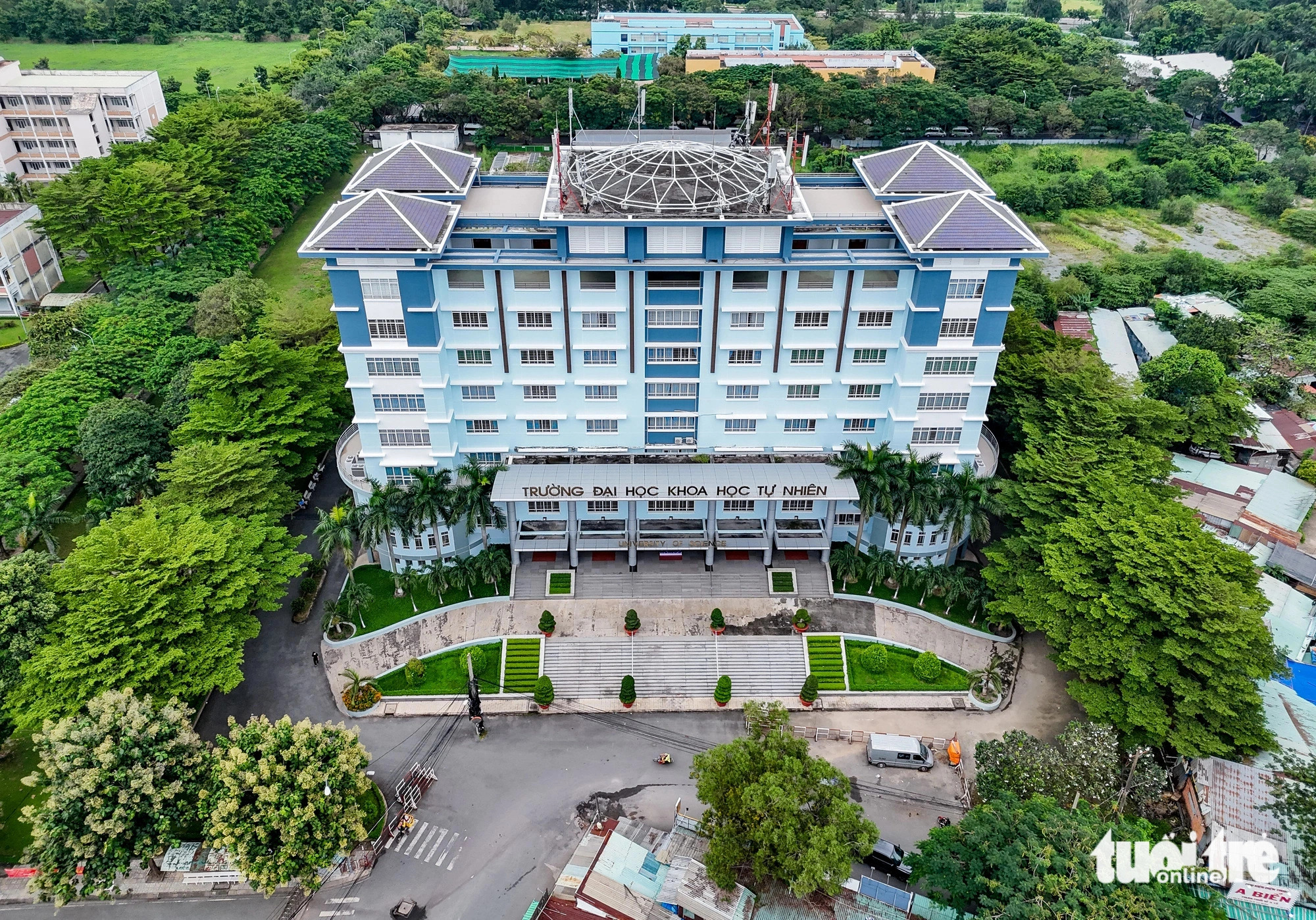 The administrative building of the Ho Chi Minh City University of Science sits next to a night market in the VNU-HCM urban area. Photo: Chau Tuan / Tuoi Tre