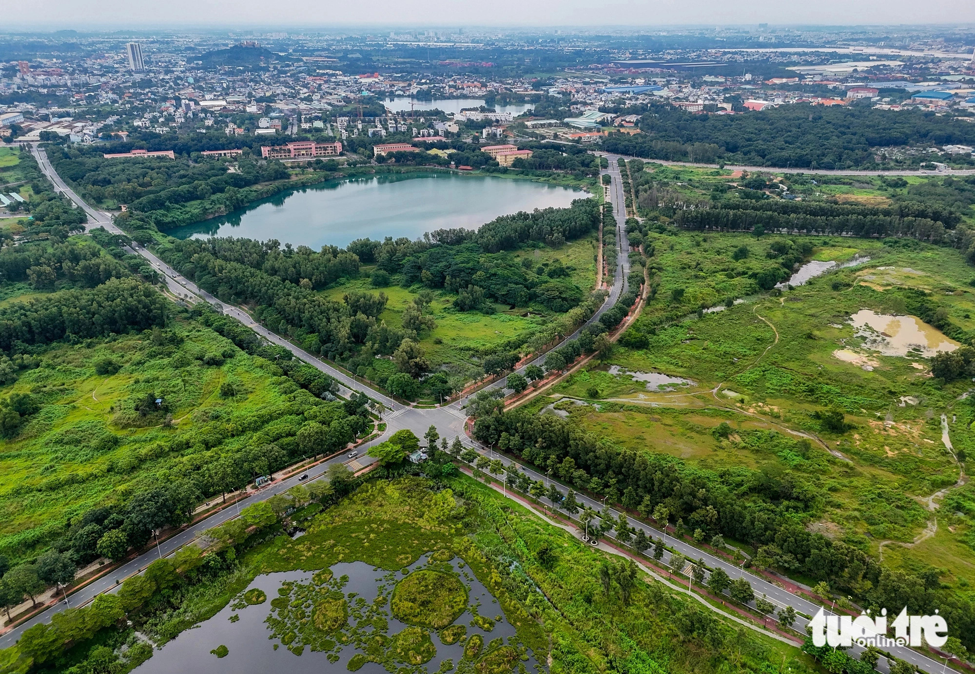 According to topographical surveys, the VNU-HCM complex has low and gently sloping hills. The central and nearby areas are at higher elevations. Its northern part is home to a system of lakes, previously used for stone and soil mining activities, which then left deep pits 20-30 meters below the surrounding ground level. Photo: Chau Tuan / Tuoi Tre